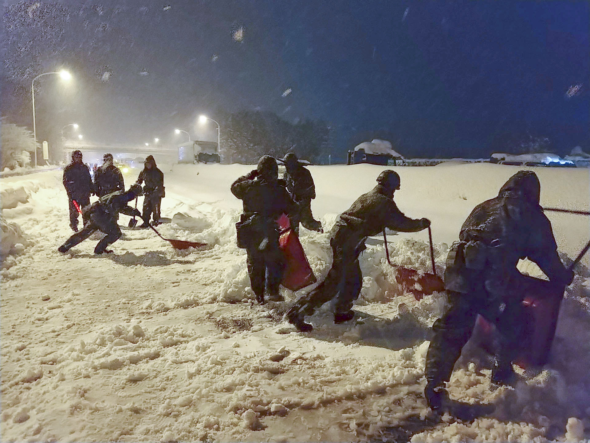 フォト】岐阜の名神高速で立ち往生 大雪影響、陸自300人災害派遣