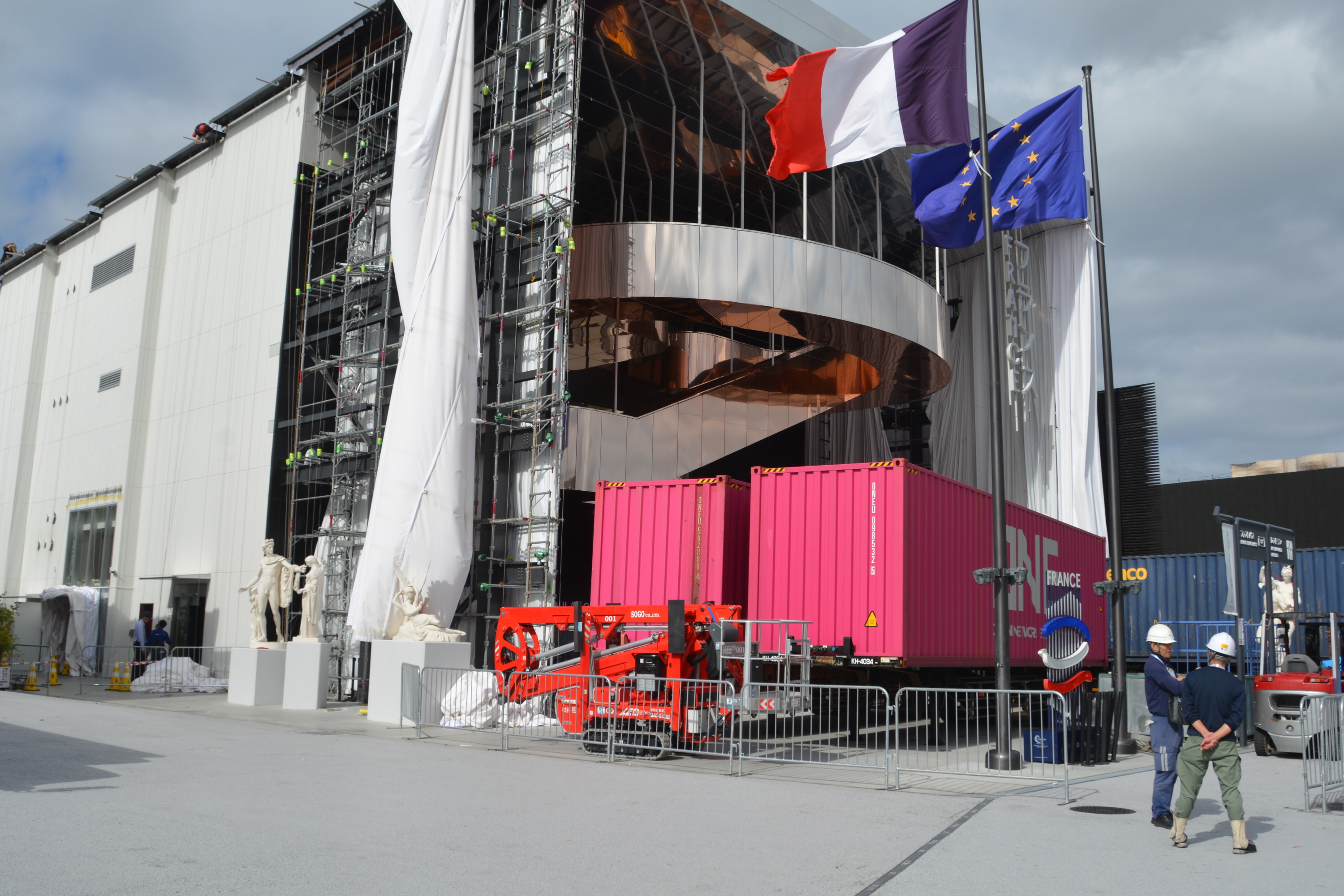 海外館で備品撤収、ガラガラの大屋根リング 閉幕後に初取材の記者が