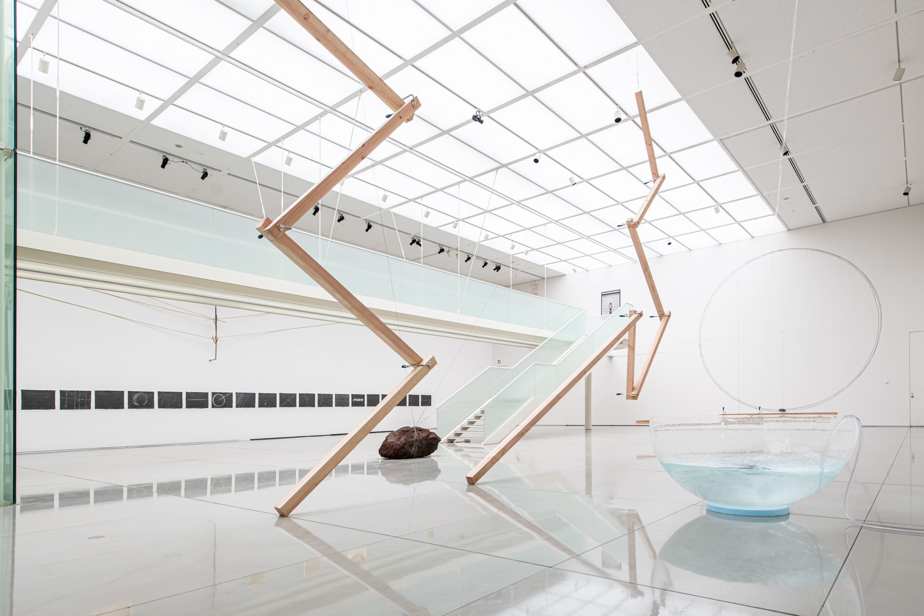 一聞百見】宇宙・引力 未知の光景を形に 彫刻家、植松奎二さん （写真