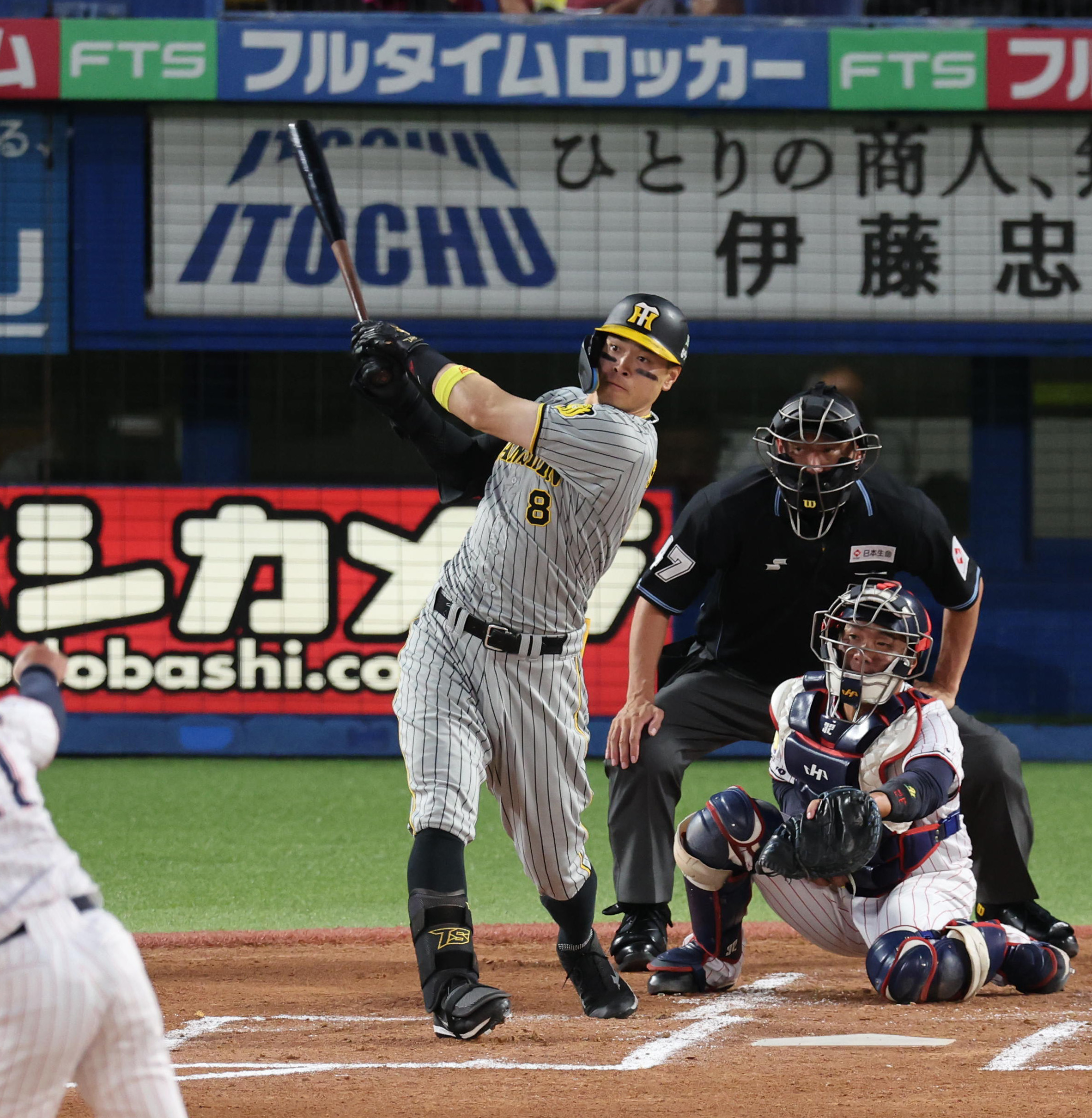 阪神・佐藤輝明、打った瞬間の特大アーチ 2試合連続の17号3ラン