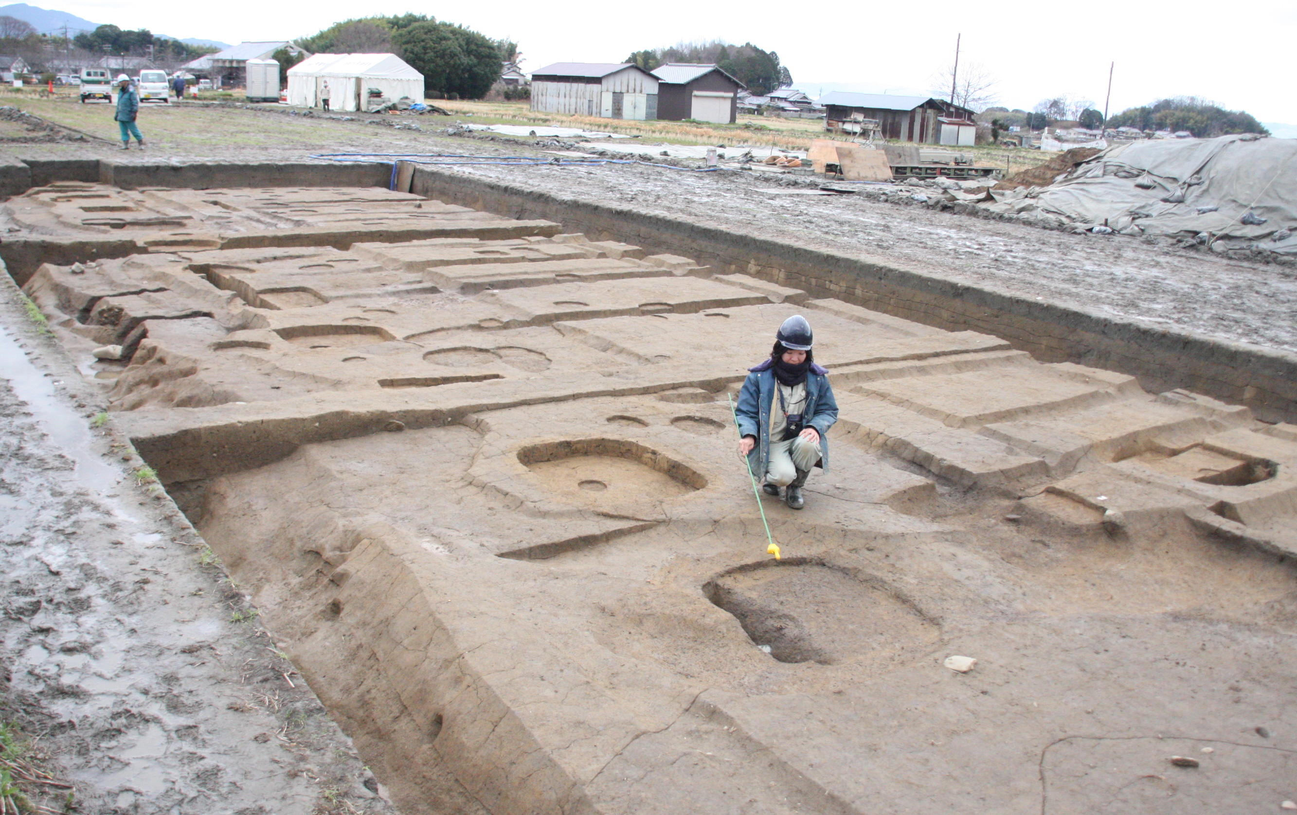 石神遺跡、天武天皇期の大型塀跡 東西133メートル、役所を区画か