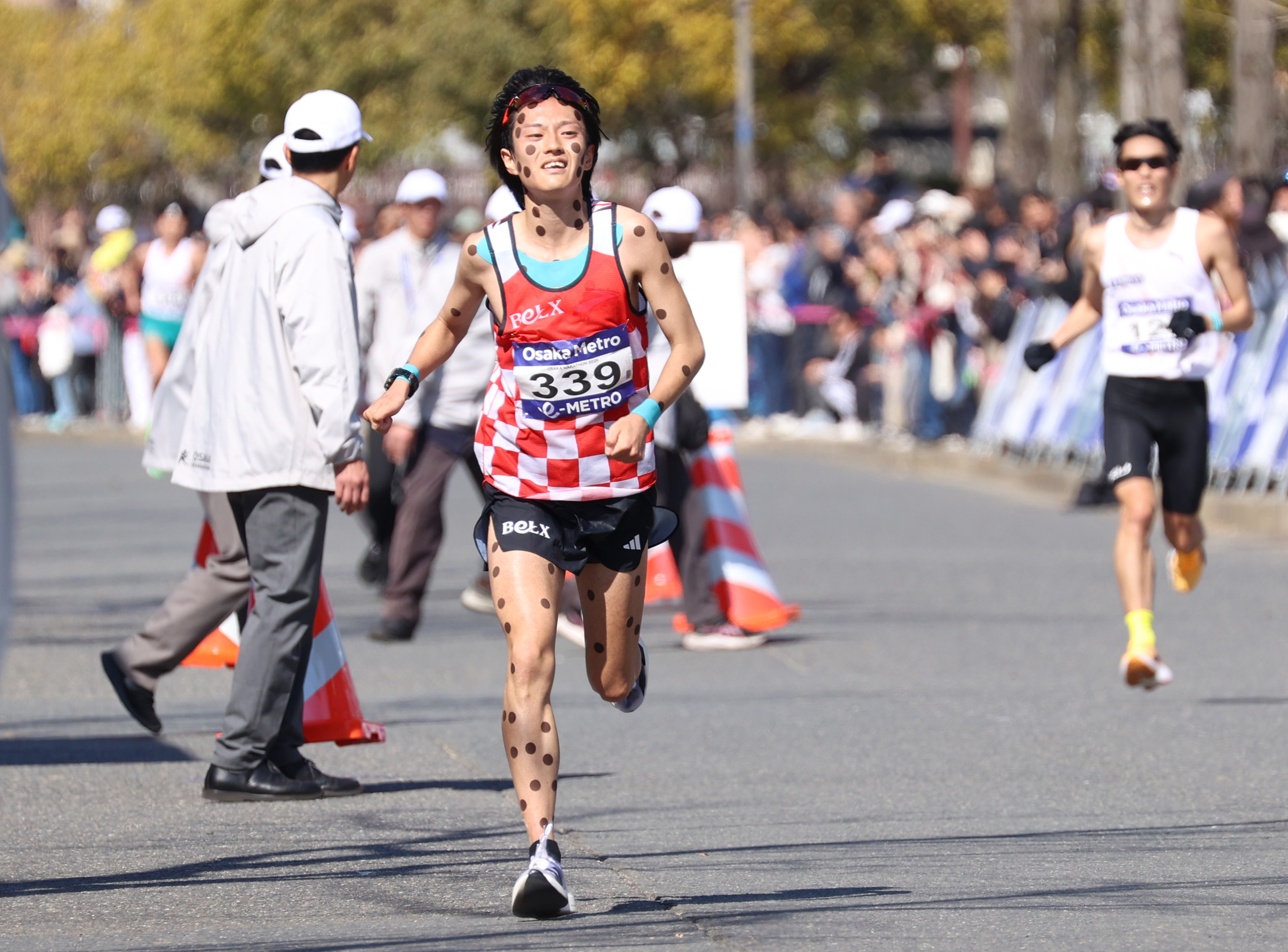 初マラソンの吉田響が爪痕 37kmまでトップも大失速、全身に磁気テープ