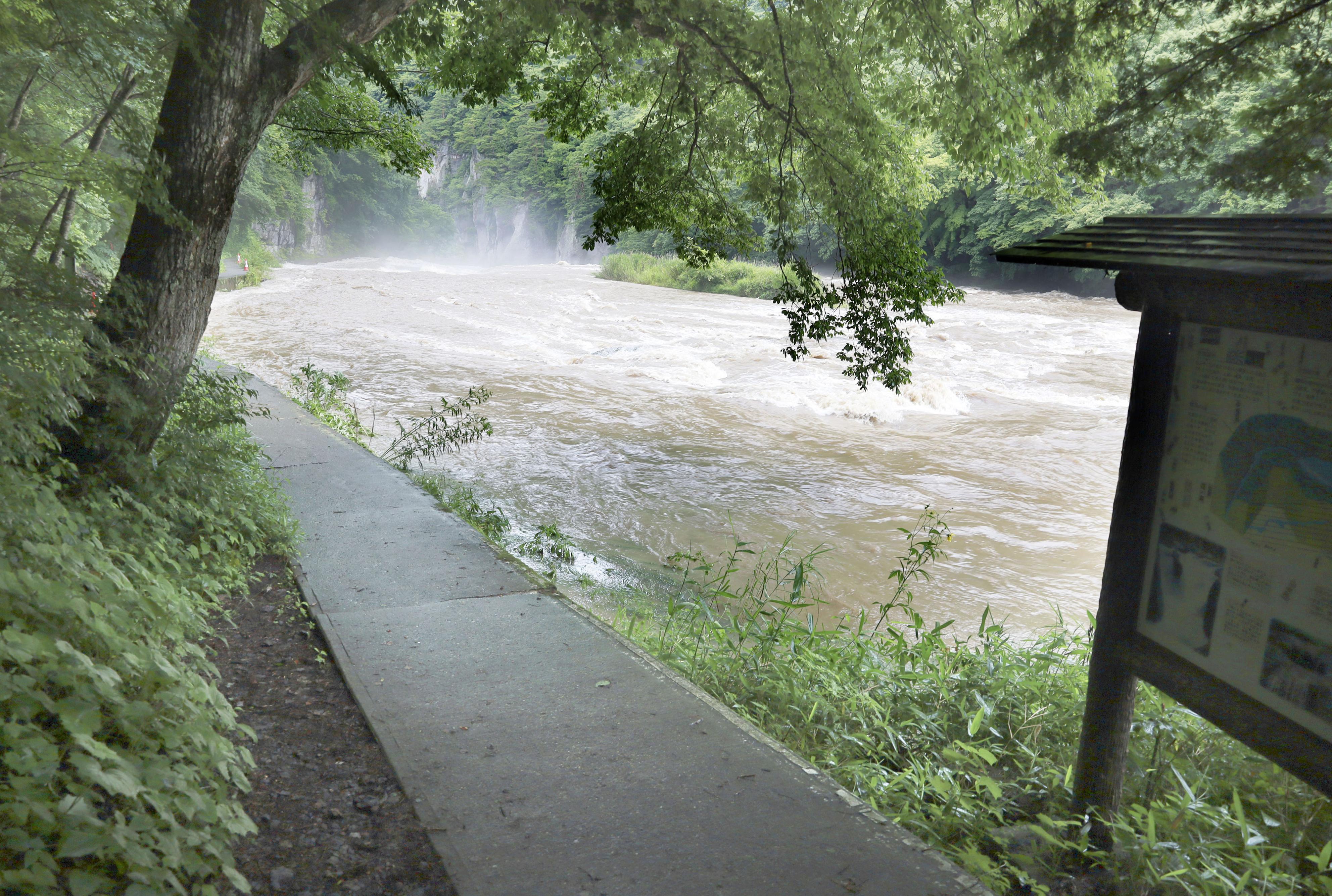 観光客ら22人、増水で遊歩道に一時取り残される 群馬・沼田「吹割の