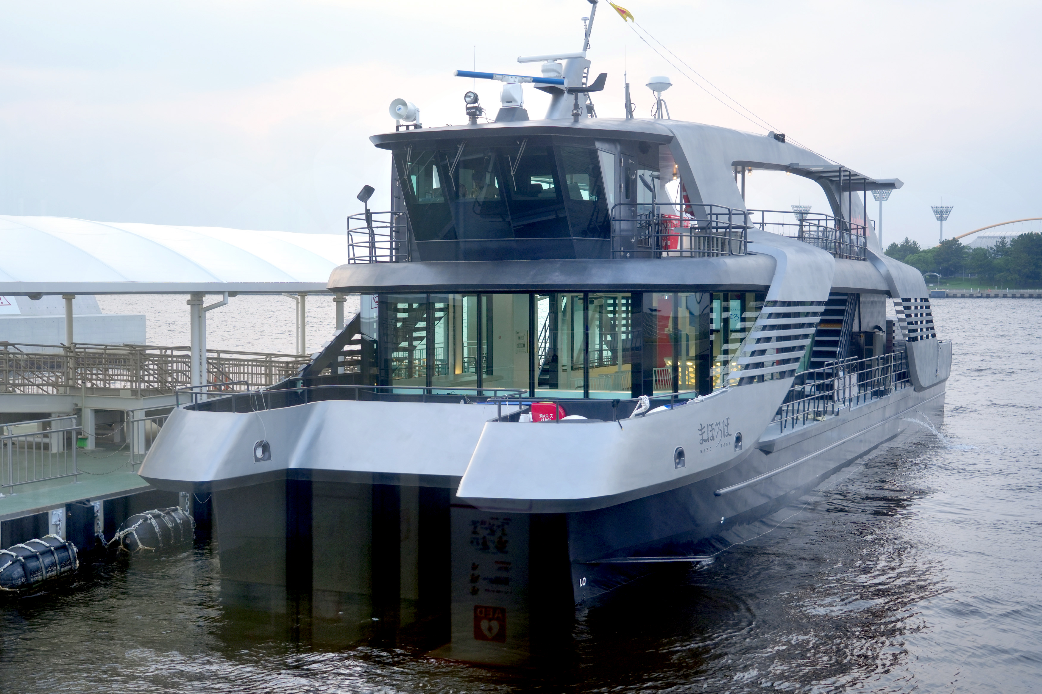 まるでSF映画の水素燃料電池船「まほろば」未来技術と大阪の魅力を記者