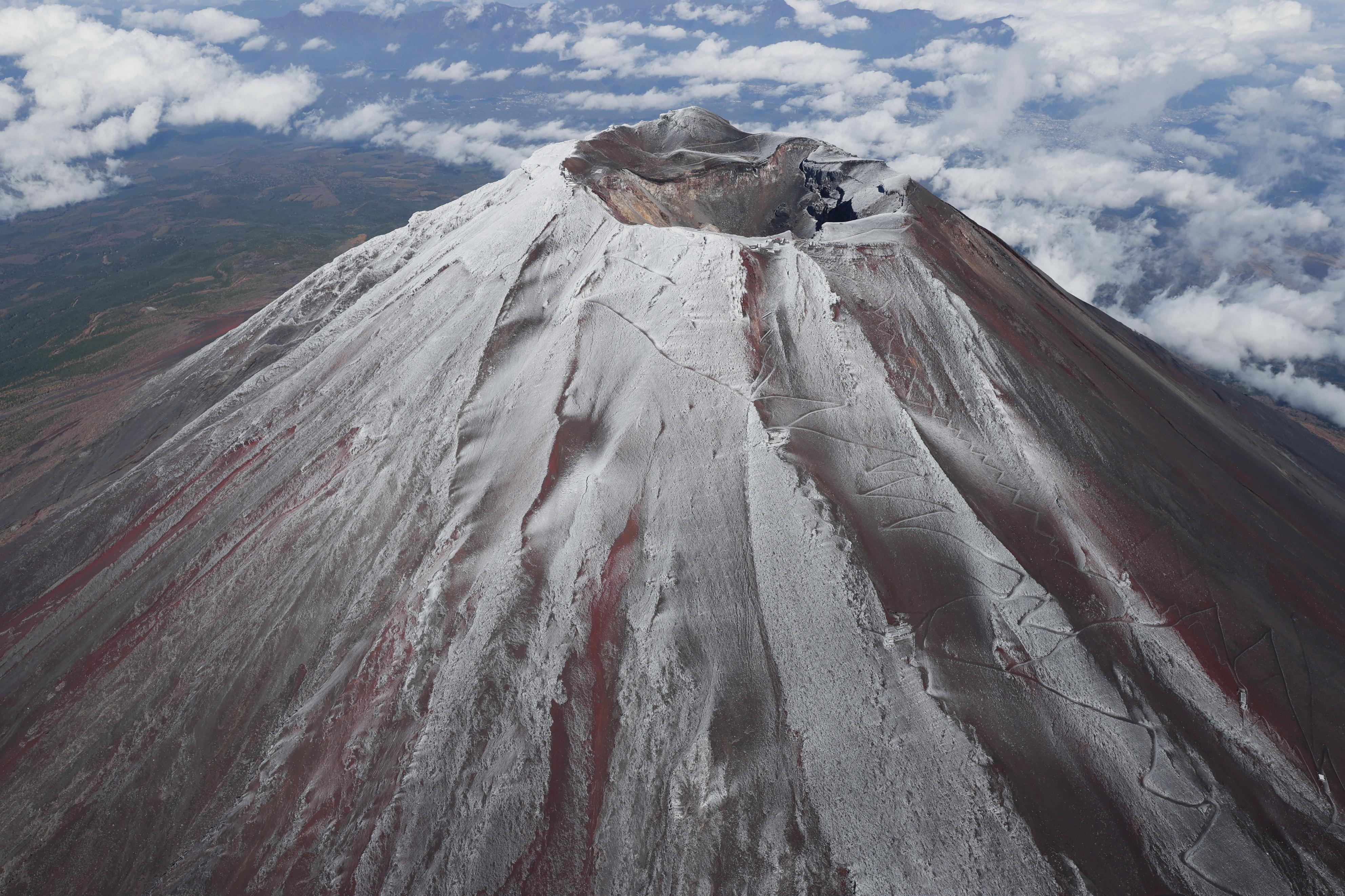 富士山やっと初冠雪か 静岡側積雪も正式発表まだ 気温高く時期遅く