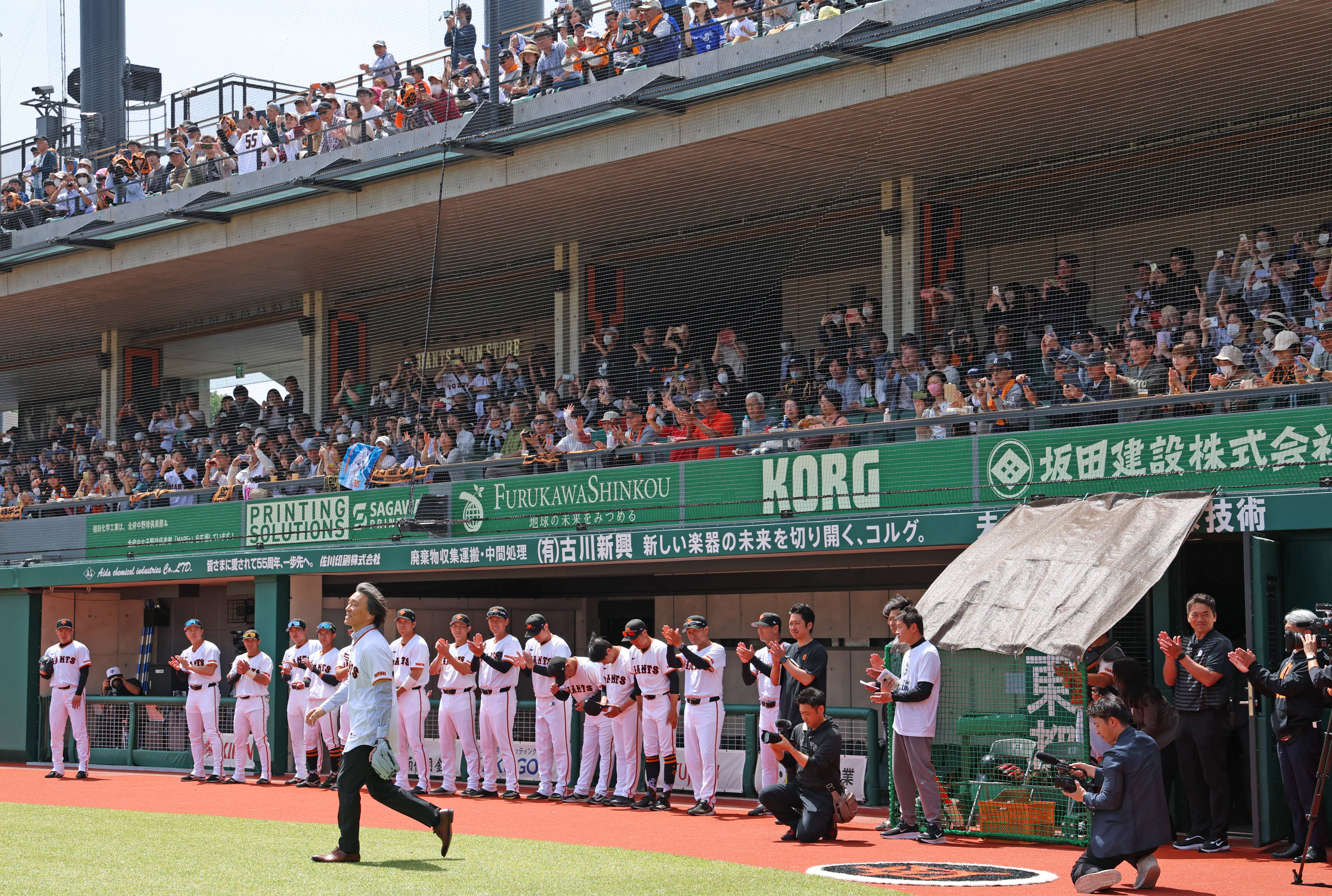 松井秀喜さん2軍で始球式、ワンバウンドに苦笑 東京・稲城の巨人新球場 