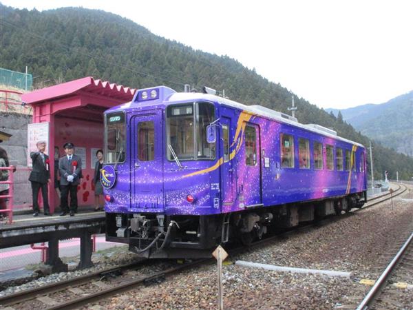 昭和レトロなライト 列車デザイン 鉄道ファン必見】レトロ観光列車「昭和」「あめつち」が走る鳥取 鉄道
