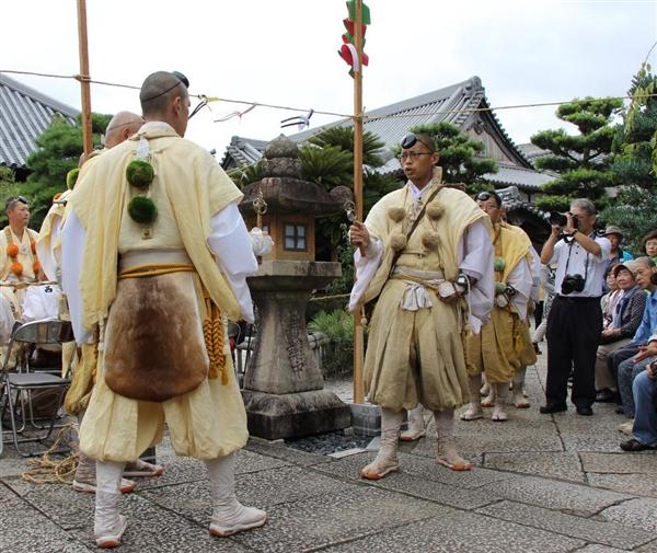 朗々と「山伏問答」修験道の開祖、山伏の持ち物は？ 和歌山・湯浅で山伏行列 - 産経ニュース