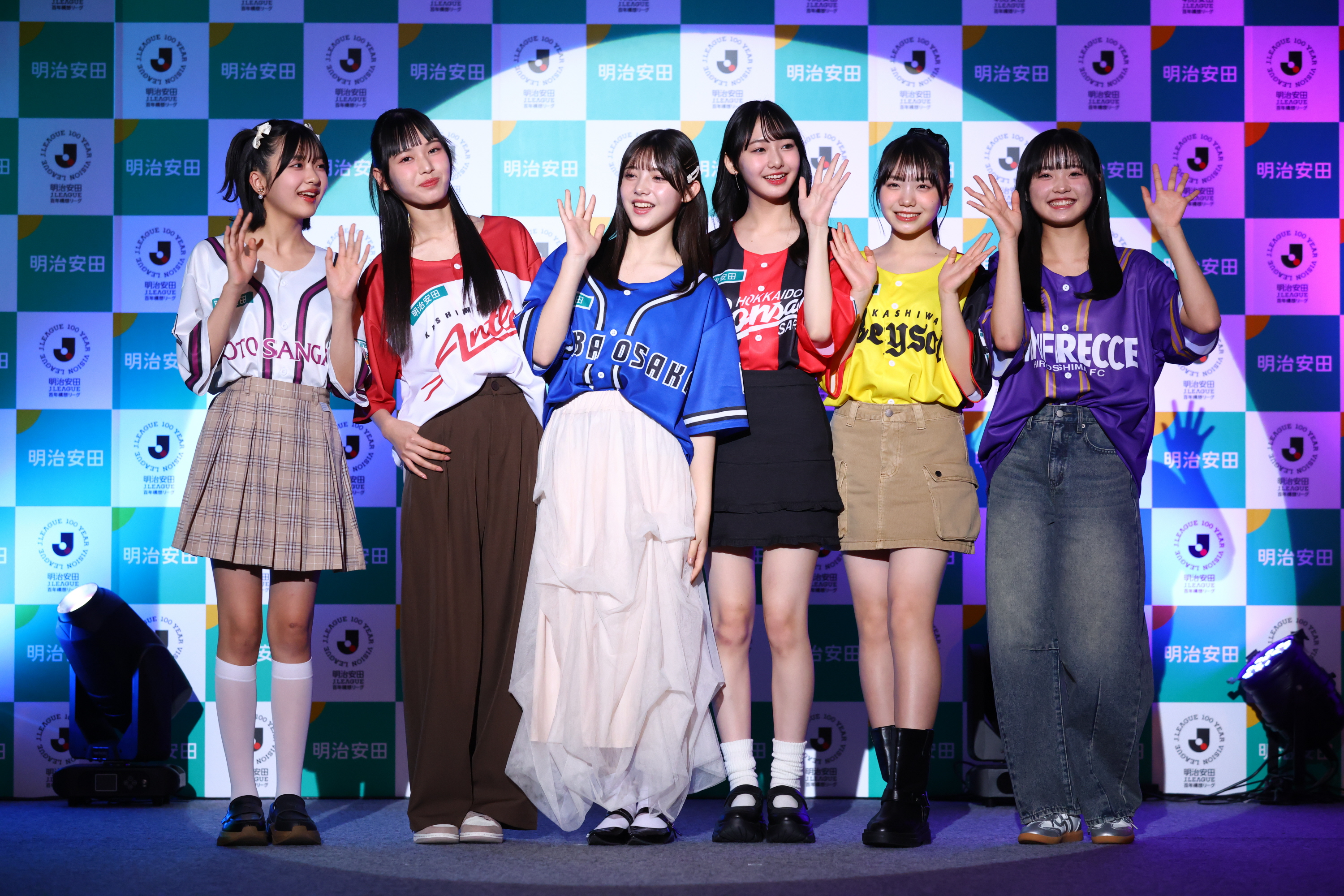 ニコラ」モデルのファッションショーも！ 新たなファン層獲得へ「明治