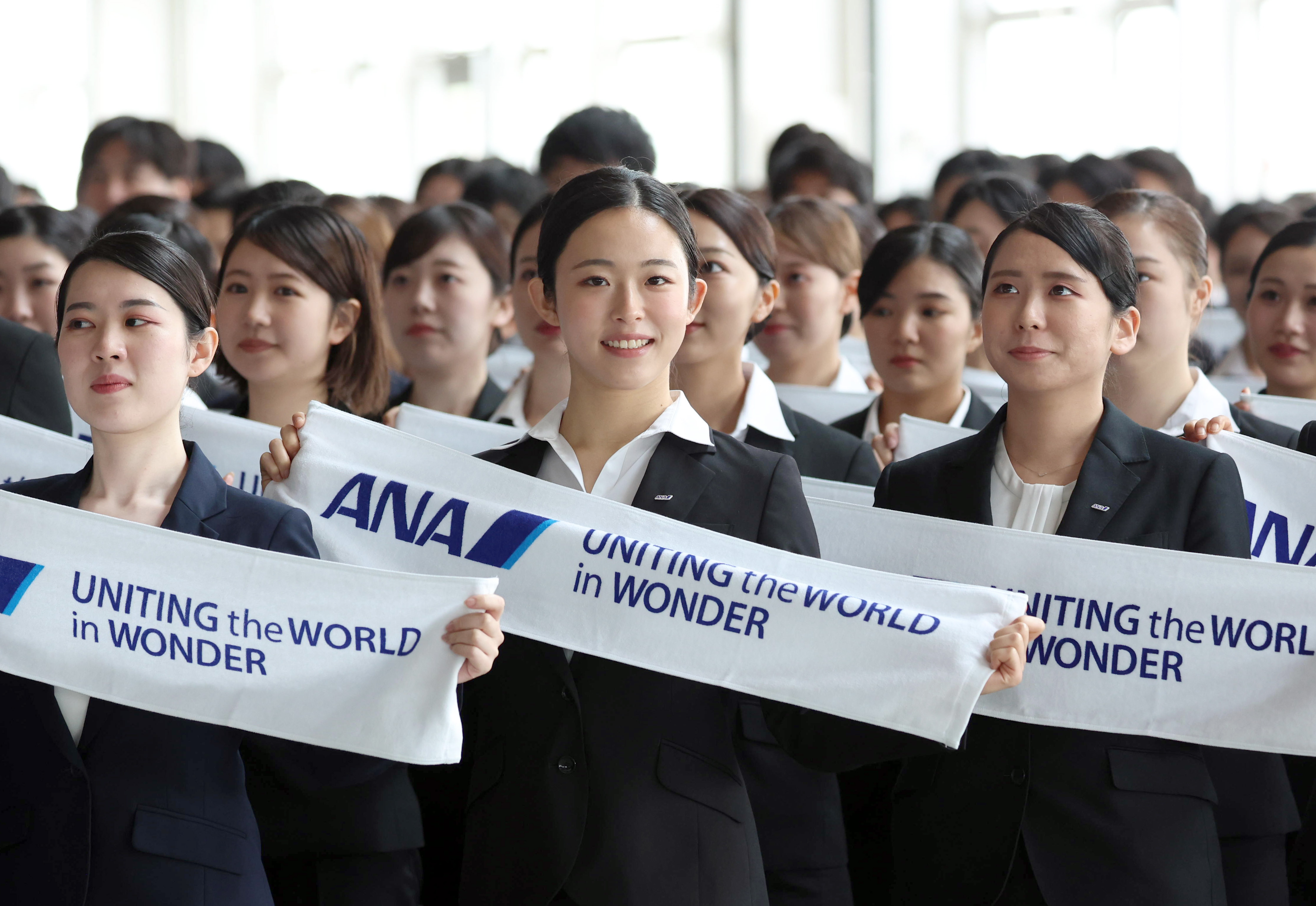 ANAホールディングスが格納庫で入社式 新人全員参加は5年ぶり