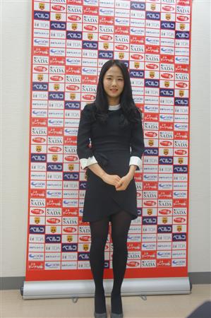 ｉｎａｃ神戸に加入した韓国のアイドルｍｆイ ミナ ミニスカワンピで登場 サンスポ
