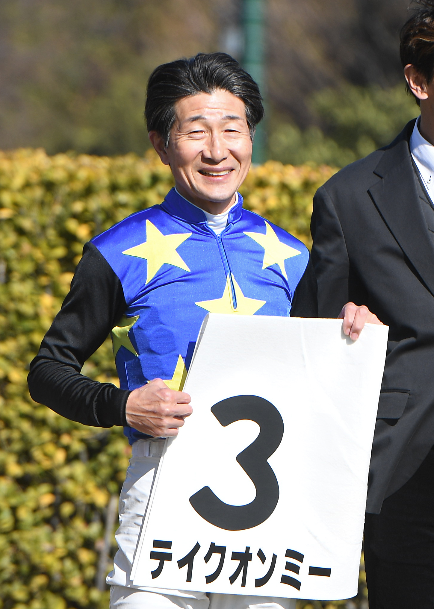 柴田善臣騎手がJRA最年長勝利記録を更新！ 「楽に先頭へ行って自分の