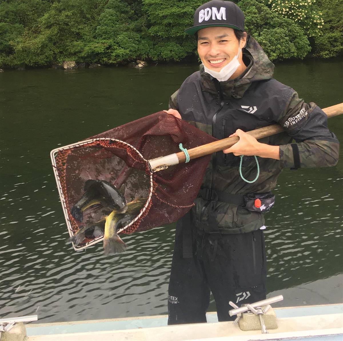 よしもと釣り部通信 夏休みはバス １０００尾放流６尾回収 1 2ページ サンスポ