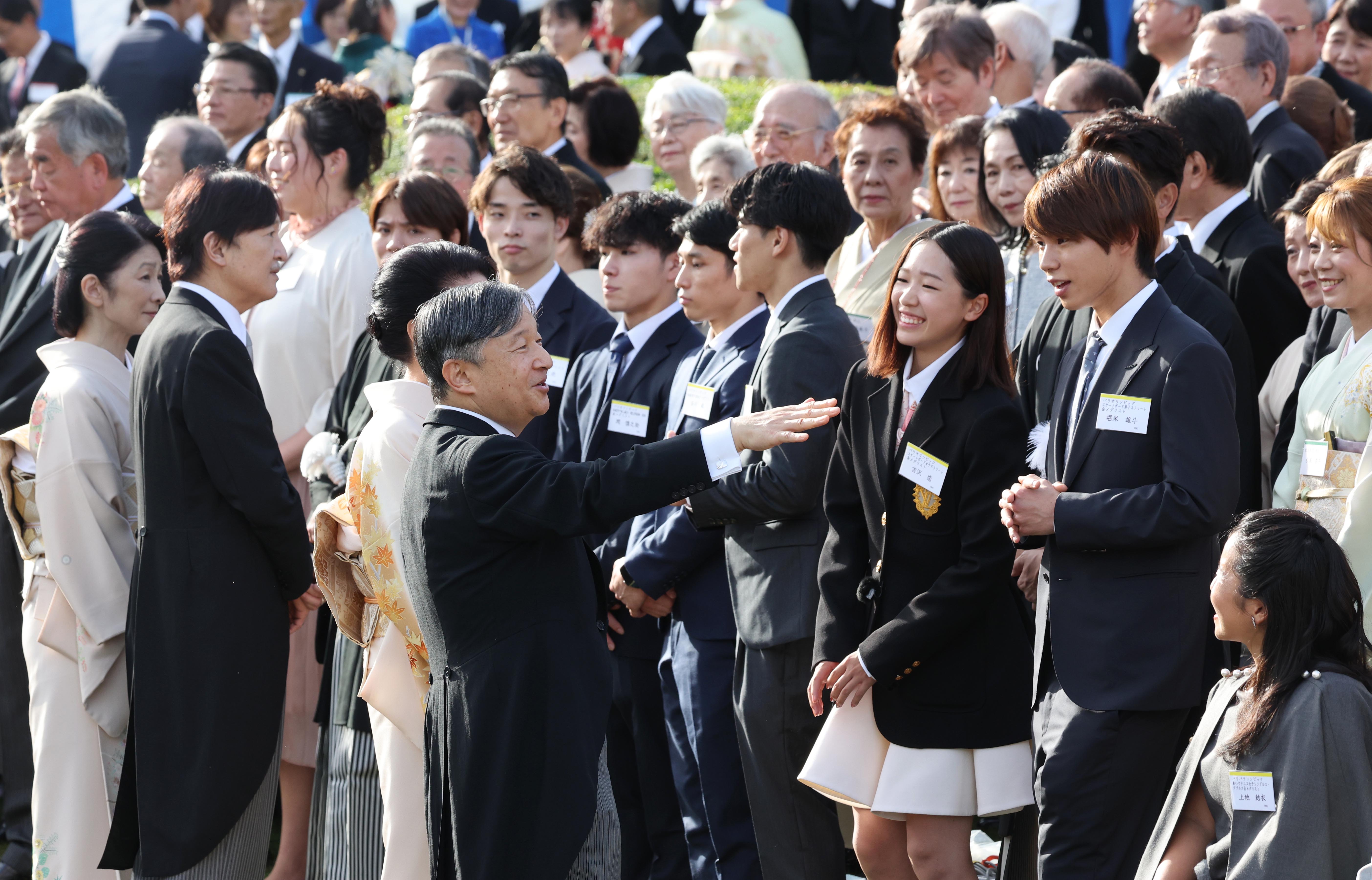 天皇、皇后両陛下、赤坂御苑で園遊会ご主催 秋篠宮ご夫妻、障スポ競技