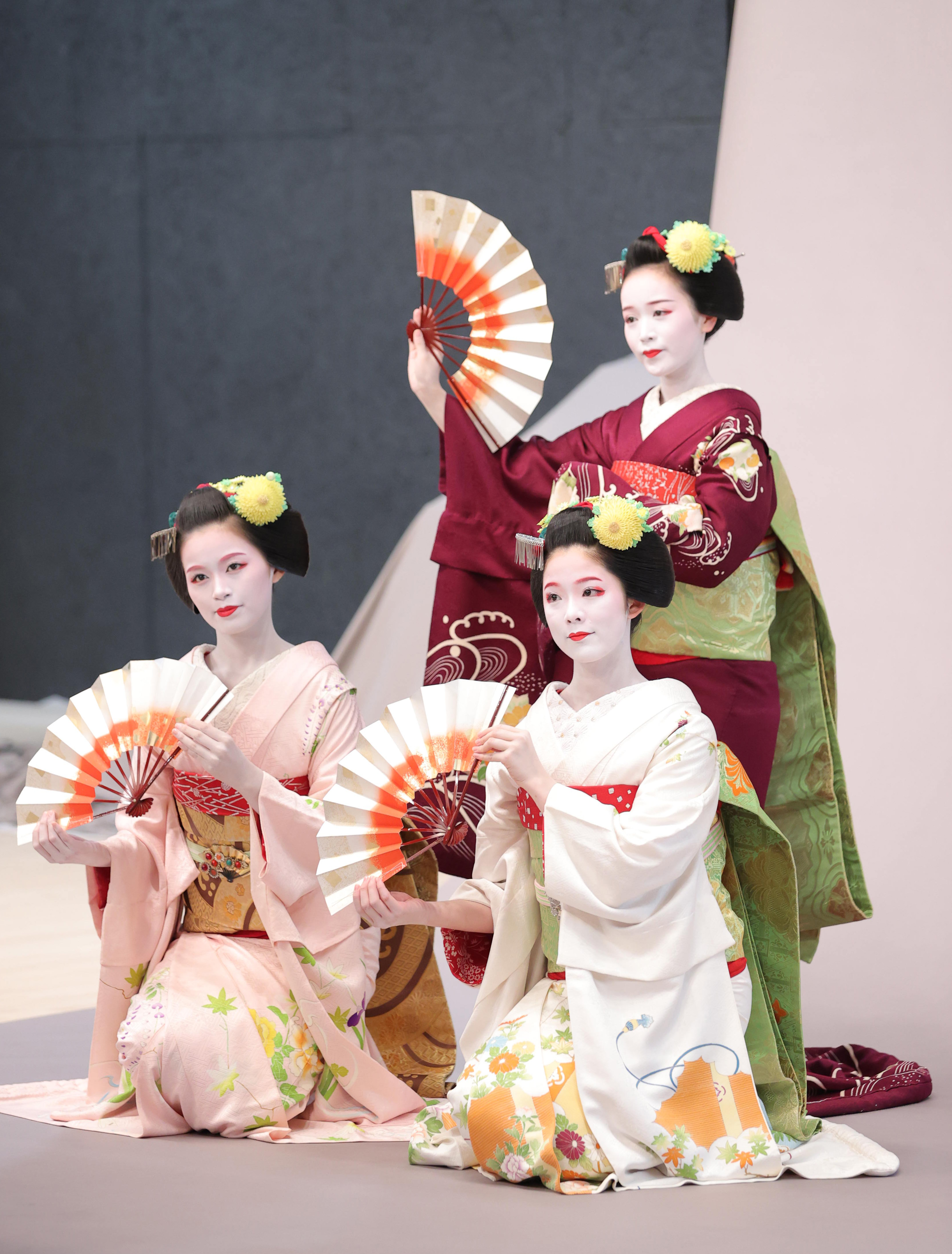 舞妓の反乱 京都・宮川町歌舞練場のこけら落とし公演前に芸舞妓が写真撮影 - 産経