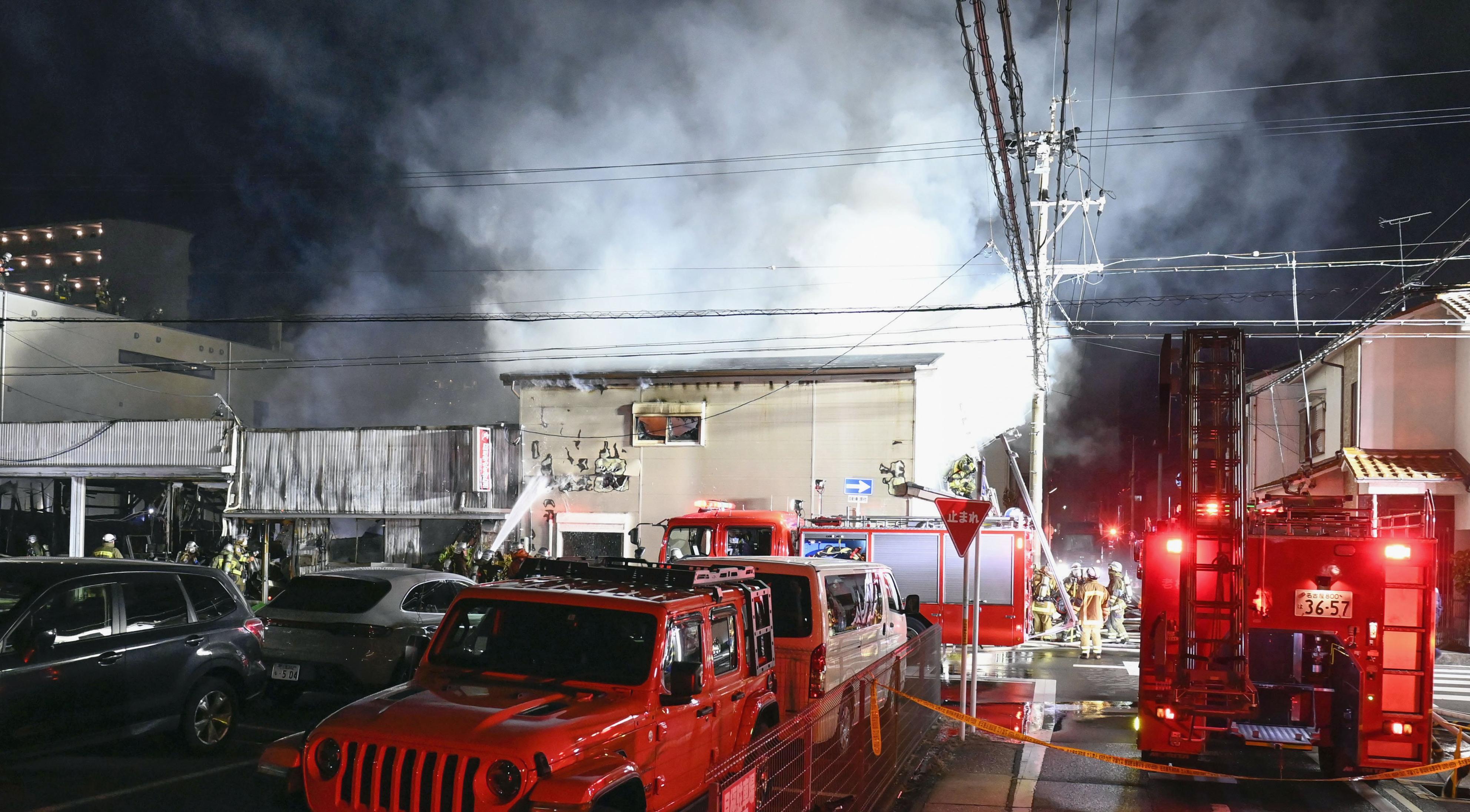 名古屋の倉庫で火災 計9棟焼け2人搬送 - 産経ニュース