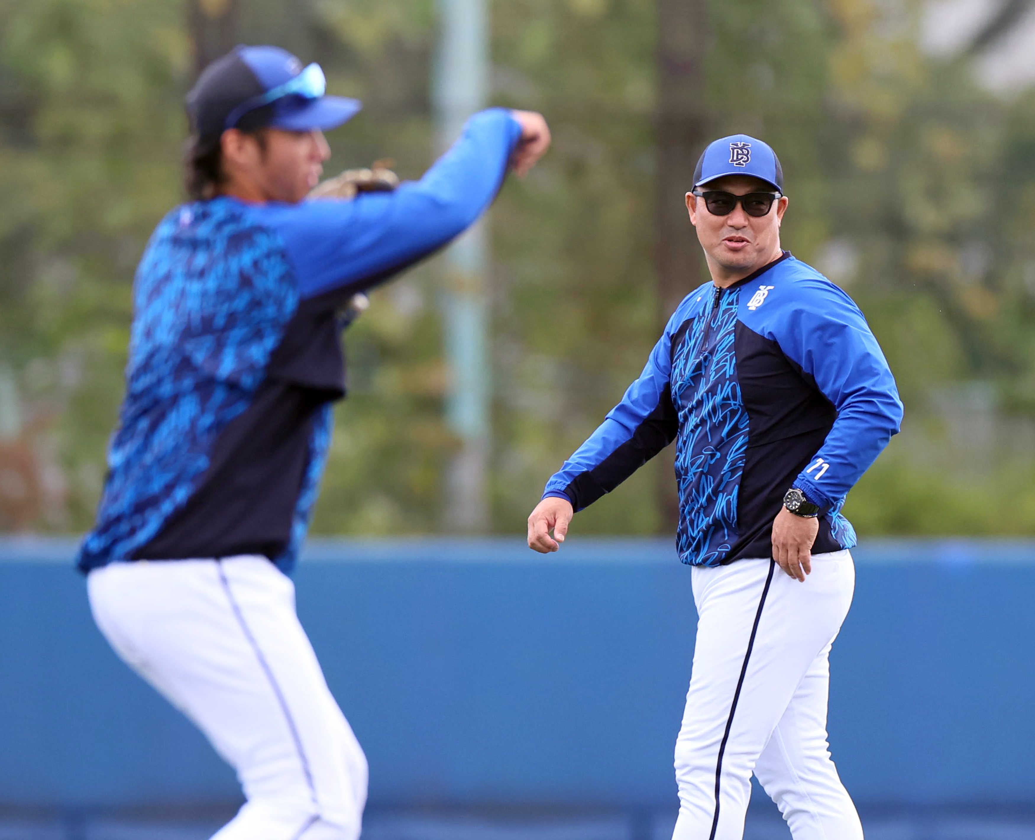 DeNA・村田修一2軍監督、三塁挑戦の度会隆輝に手取り足取り〝村田塾