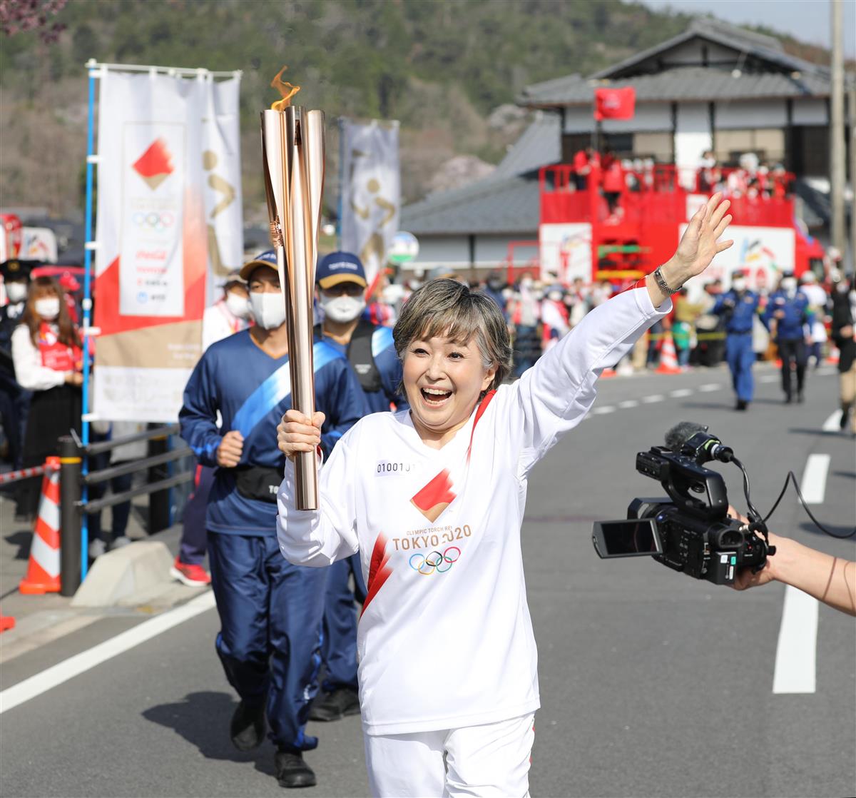 五輪聖火 東海入り 竹下景子さんらがトーチ 産経ニュース