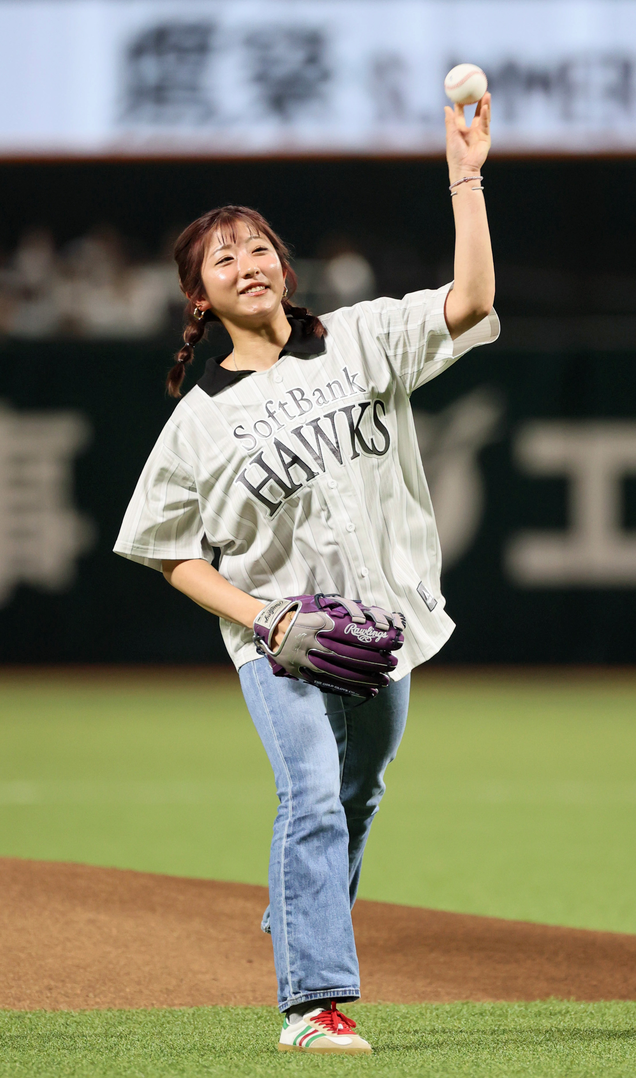 今村聖奈騎手がオークス制覇「16」で始球式 西武・桑原選手に死球
