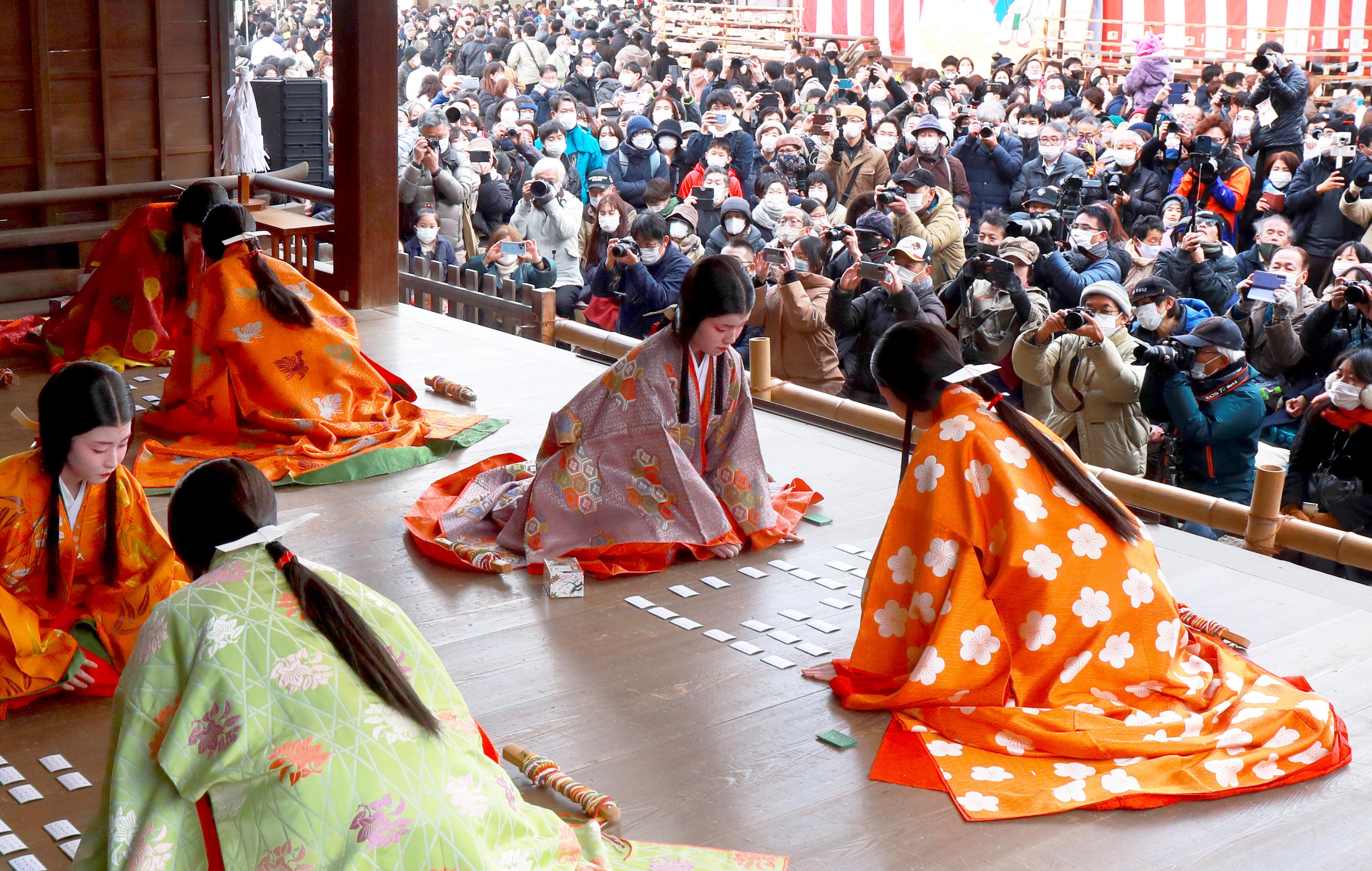 平安装束で「かるた始め」 京都・八坂神社で3年ぶり - 産経ニュース