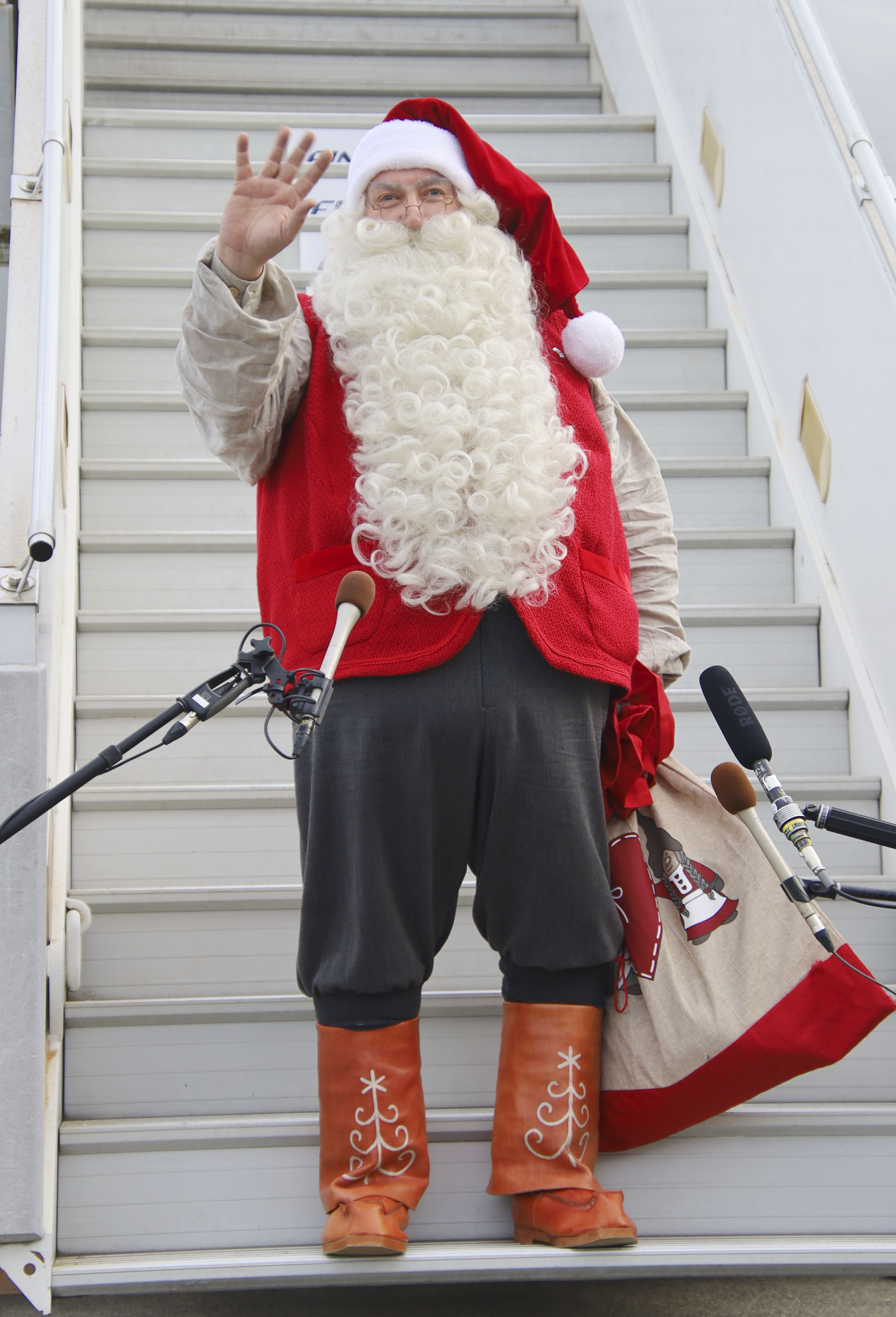 フィンランド公認サンタが成田空港に到着 タラップ降り「メリー