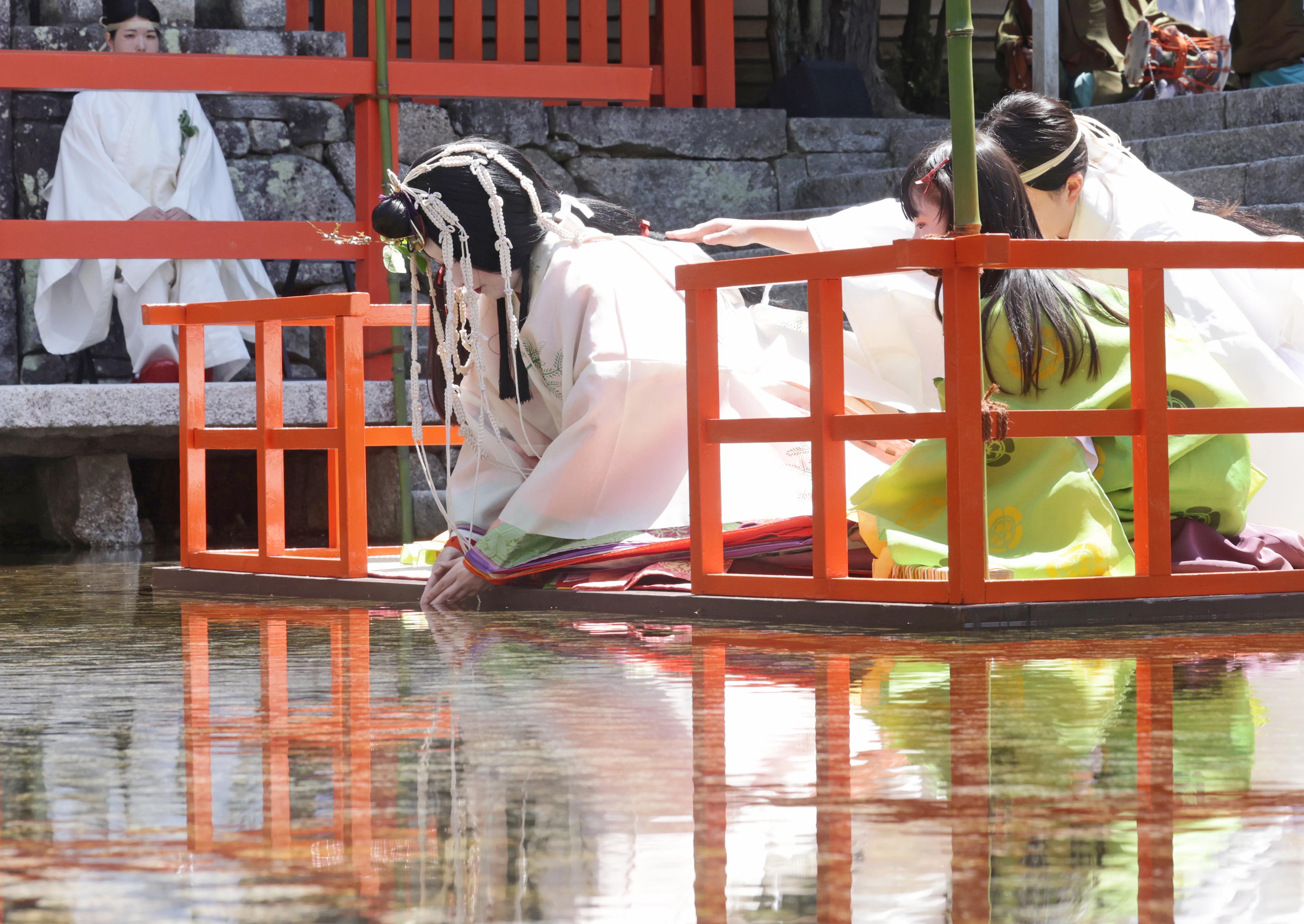 京都三大祭りの一つ「葵祭」に向け 斎王代、身清める「御禊の儀」 京都・下鴨神社 - 産経ニュース