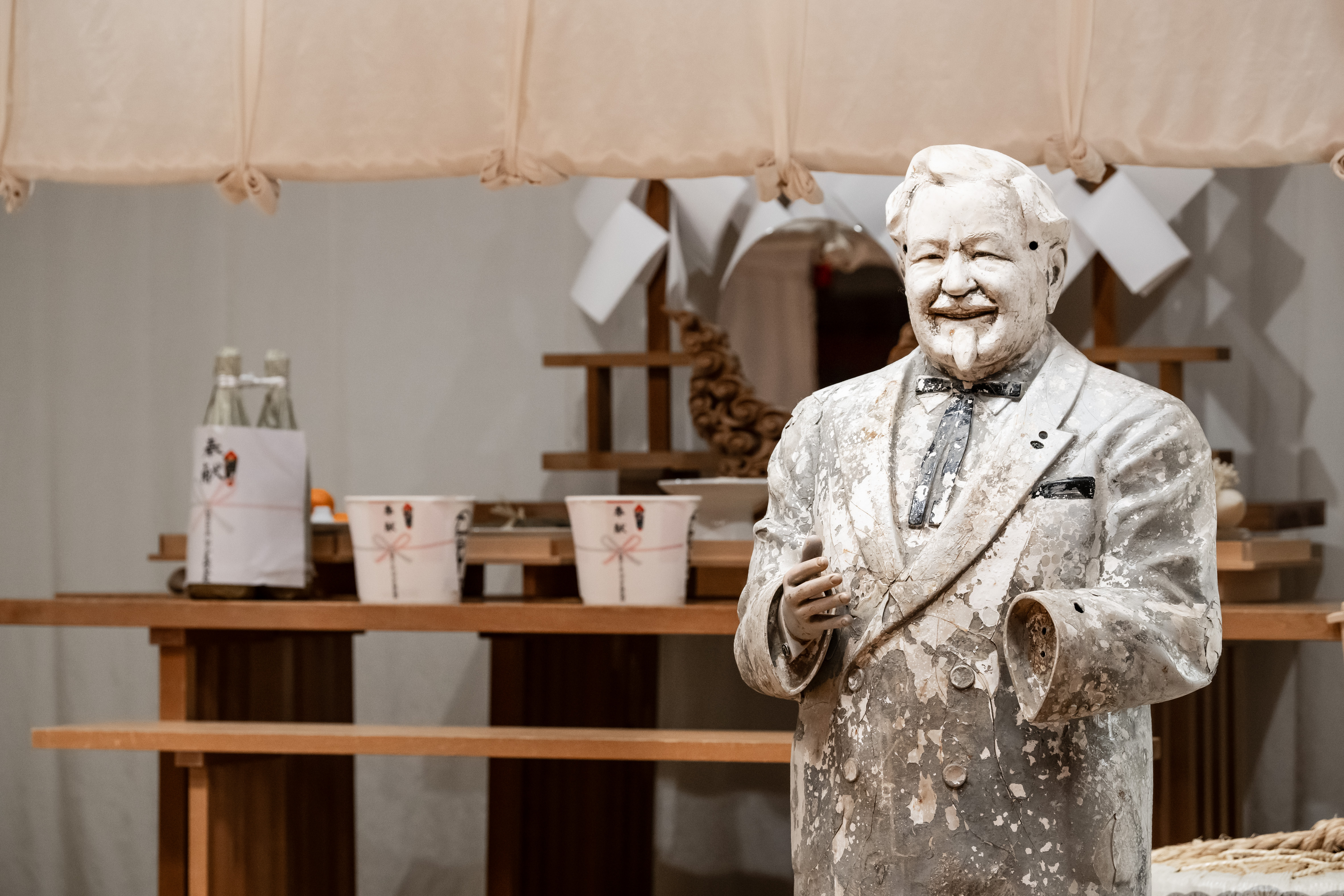 道頓堀川に投げ込まれたカーネル像、KFCが供養し人形納め「笑顔で時