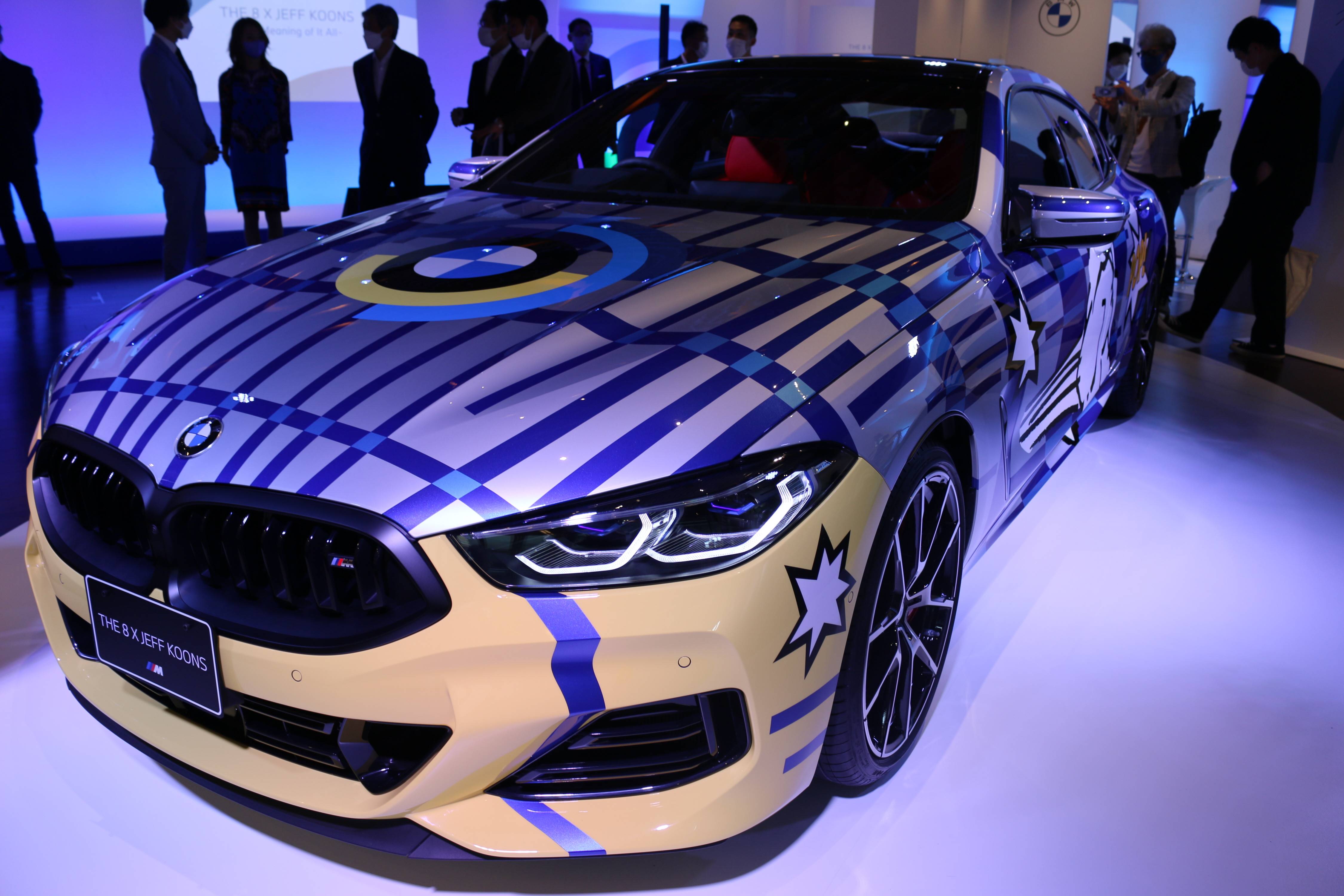 BMWから「走るポップアート」 ジェフ・クーンズ氏デザイン特別限定