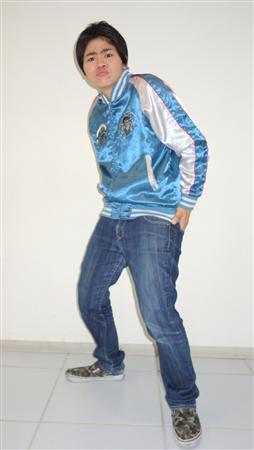 ビッくらぼんの３６５日 芸人日記 ２０２ アツい歌声と唇で世界進出を狙うものまね女芸人 ハリウリサ 2 3ページ サンスポ