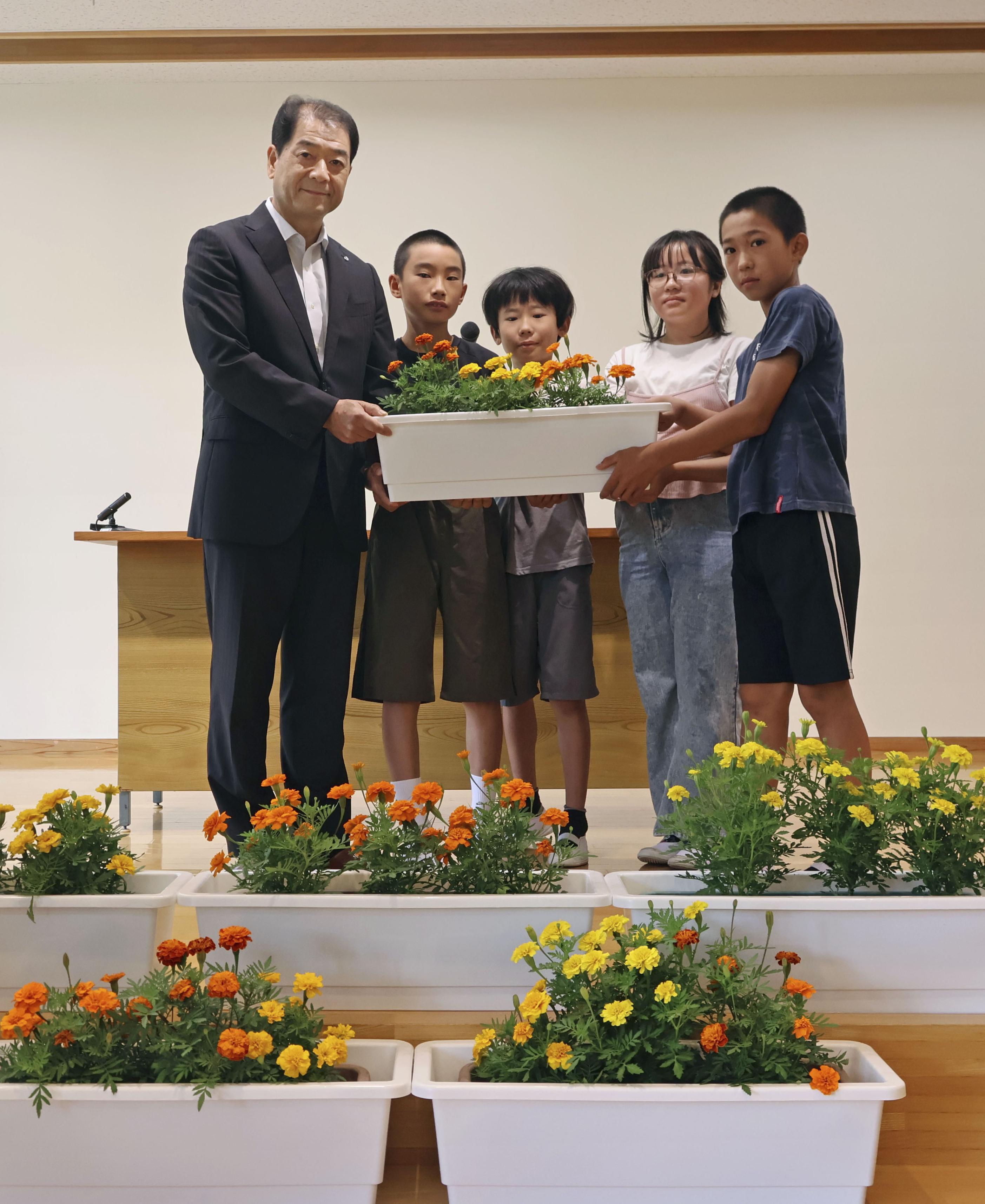 マリーゴールドの花、日航機墜落事故「慰霊の園」へ 群馬・上野村の