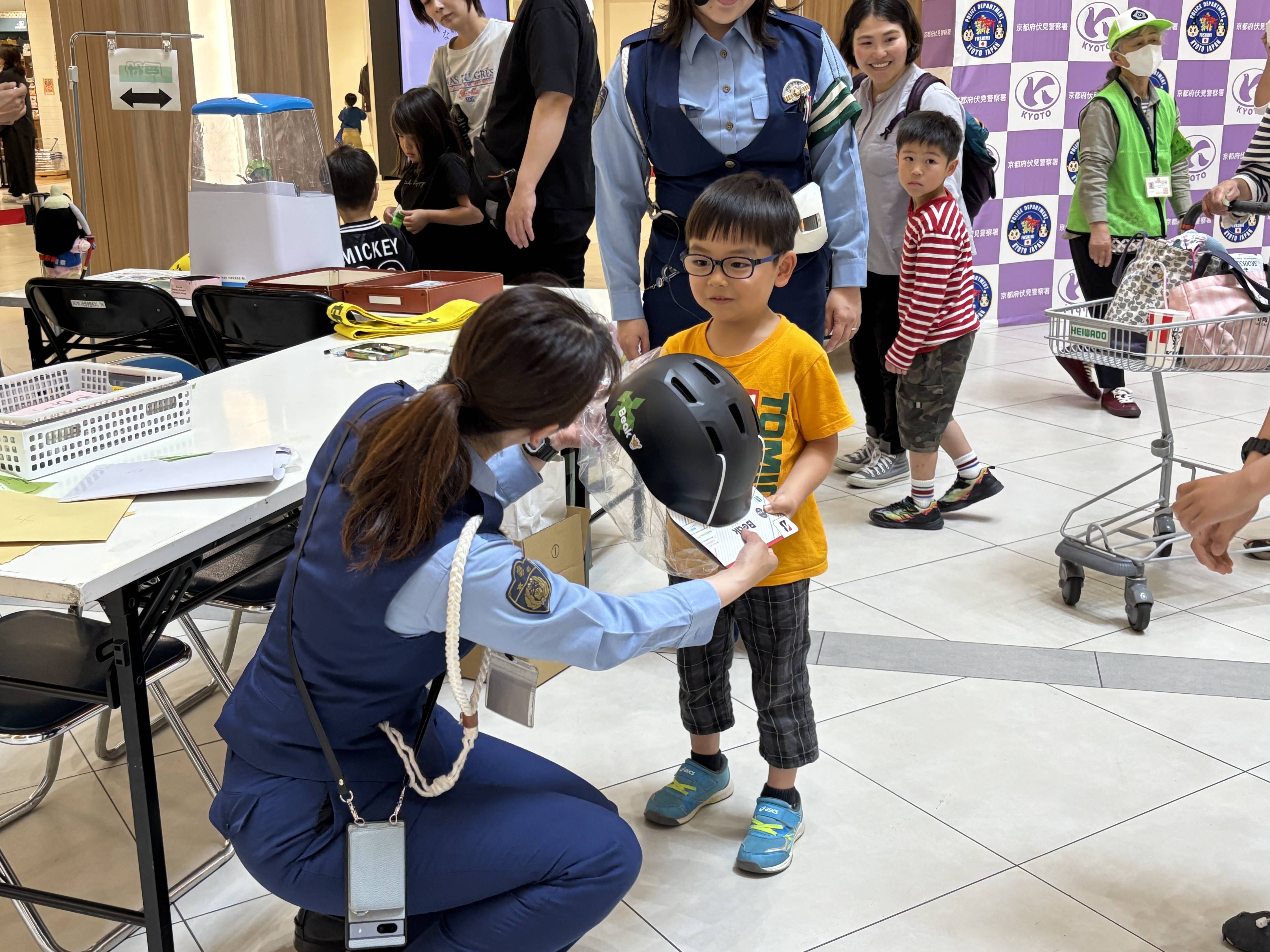 自転車走行時はヘルメット着けて 京都府警伏見署が商業施設で啓発