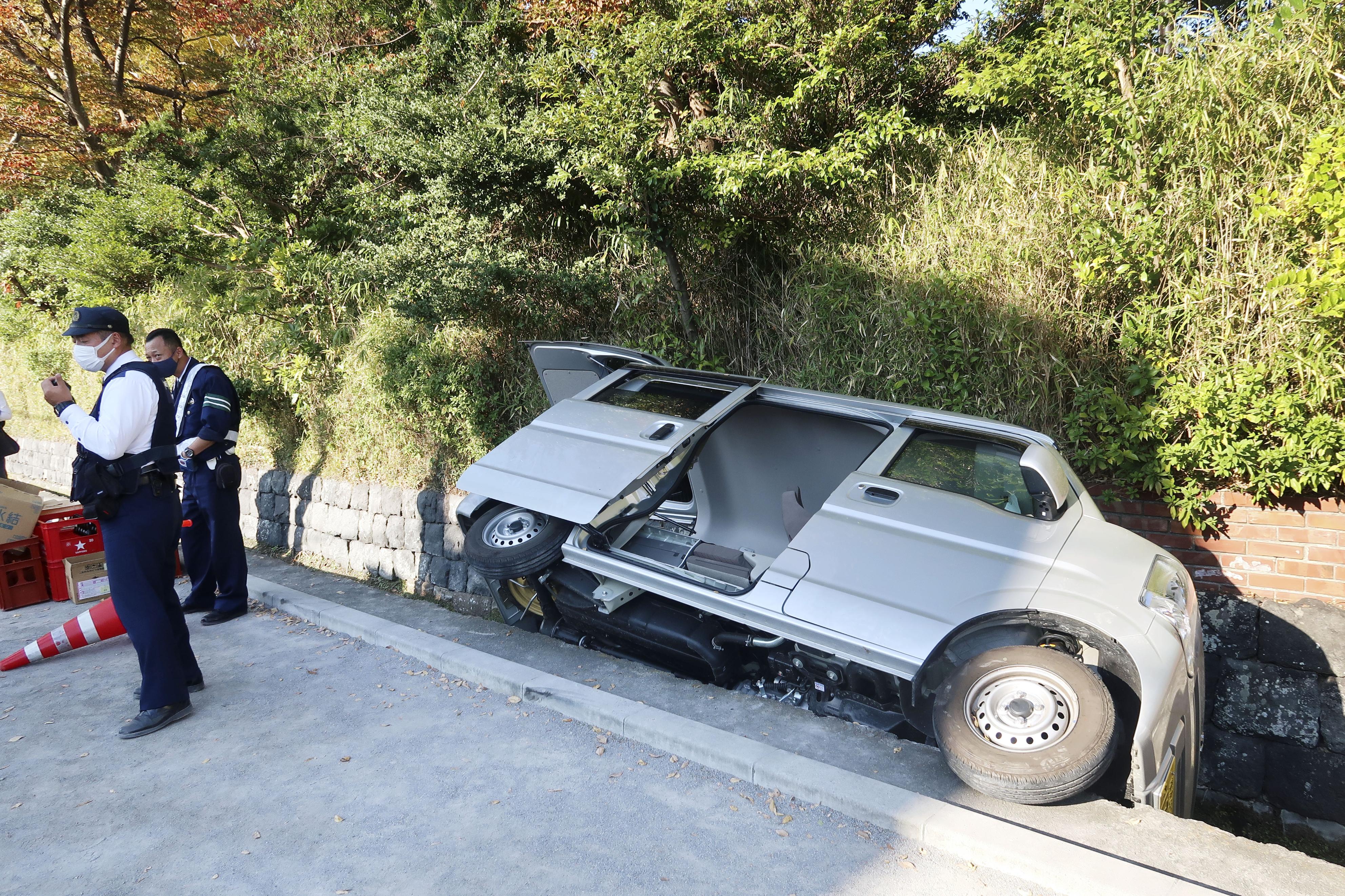 鶴岡八幡宮の水路に車転落、男性けが 神奈川・鎌倉 - 産経ニュース