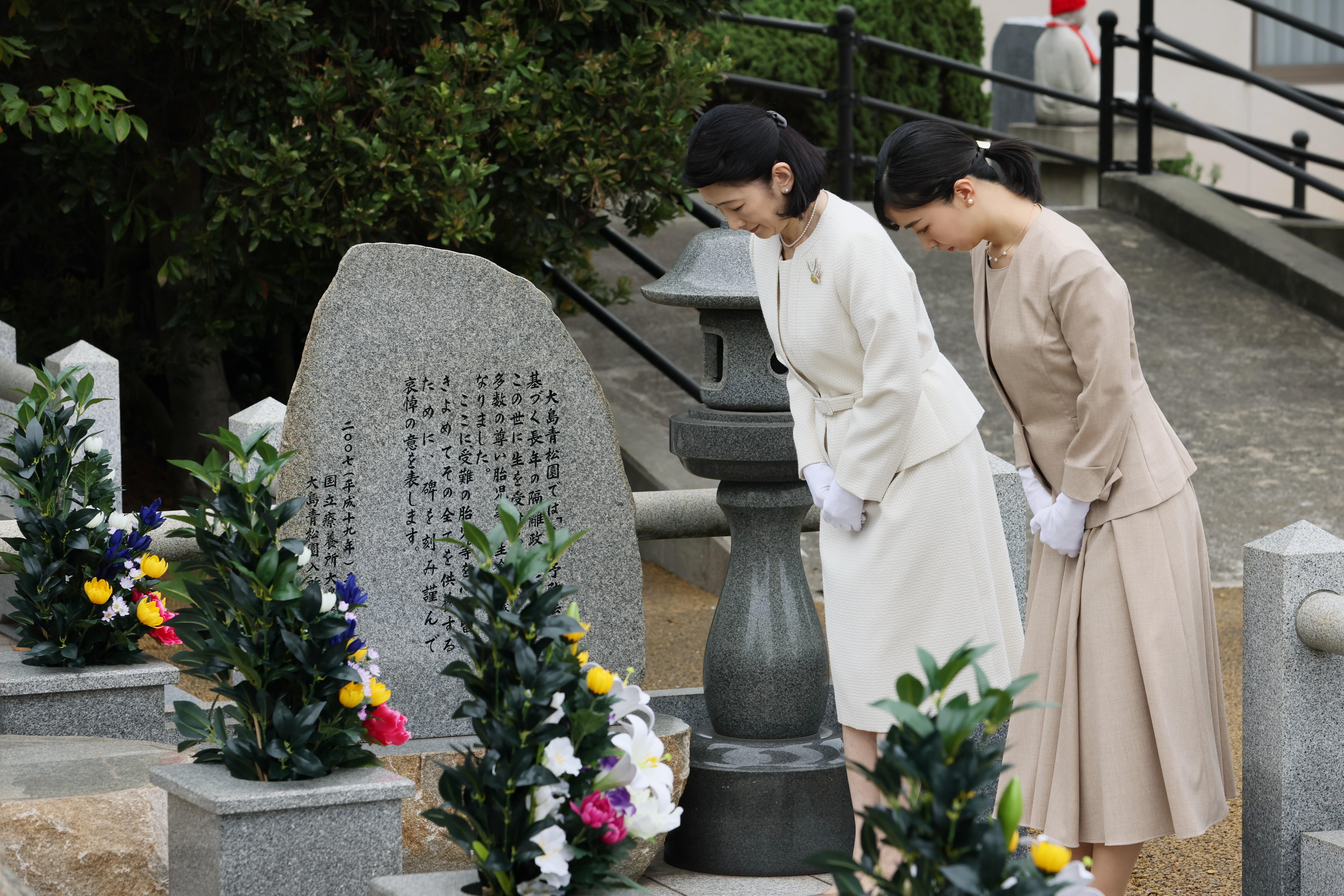 紀子さまと佳子さま、国立ハンセン病療養所でご供花 香川の施設、入所