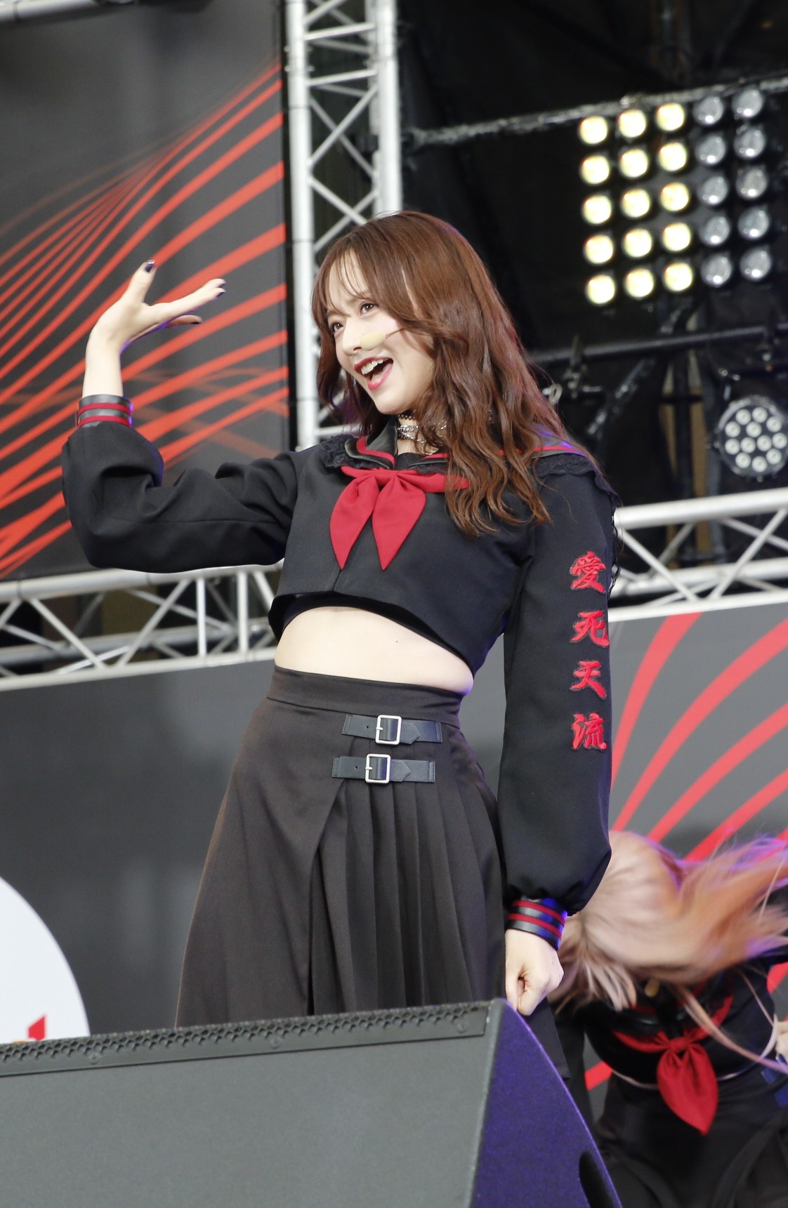 森香澄、ショート丈セーラー服でおなかチラ見せ！ 「街スケ」デビュー