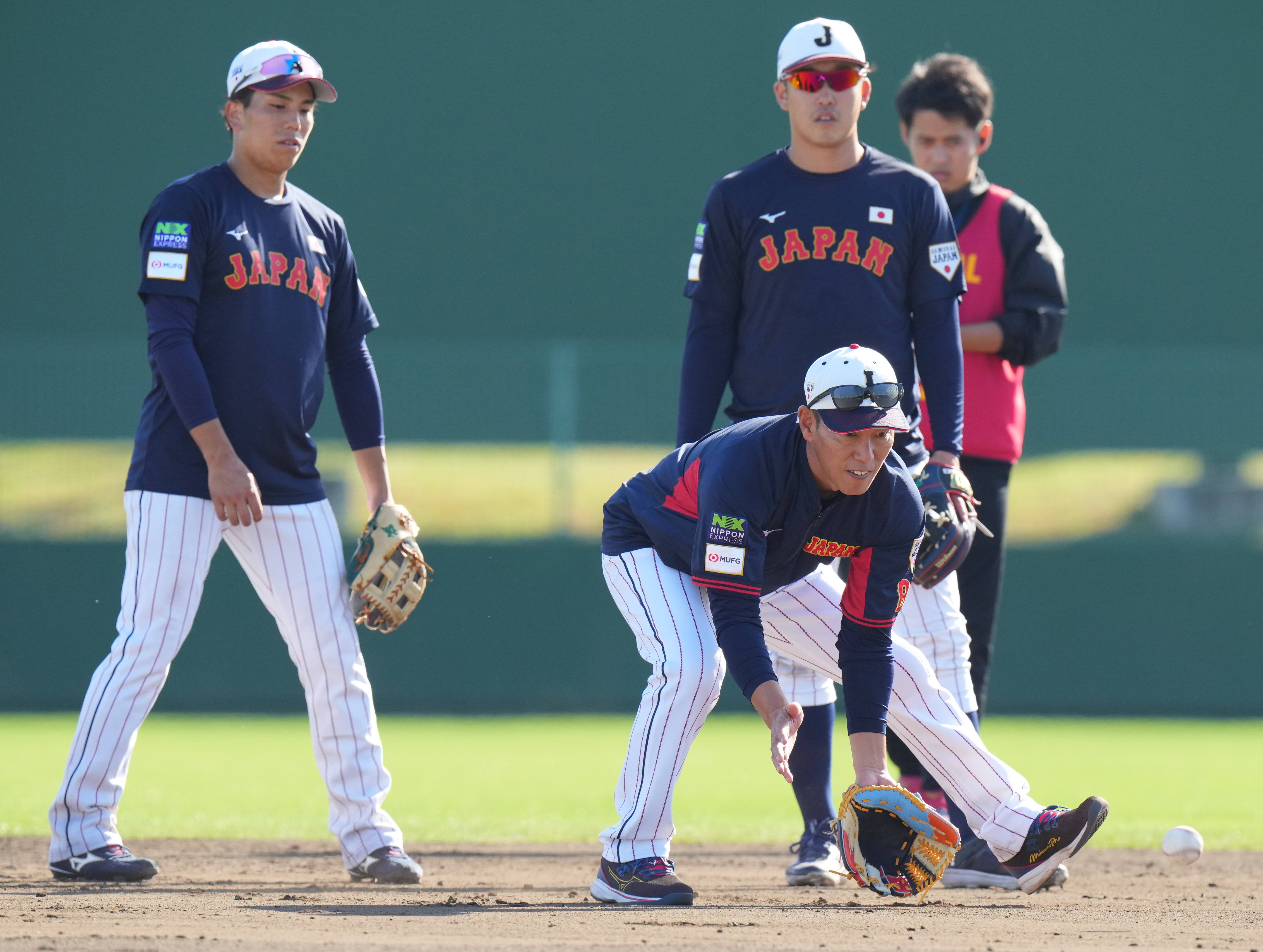 侍二遊間、門脇誠＆小園海斗に〝井端の守備〟伝授！「究極は捕るんじゃなくて、足を運んでそこにボールが入ってくる」