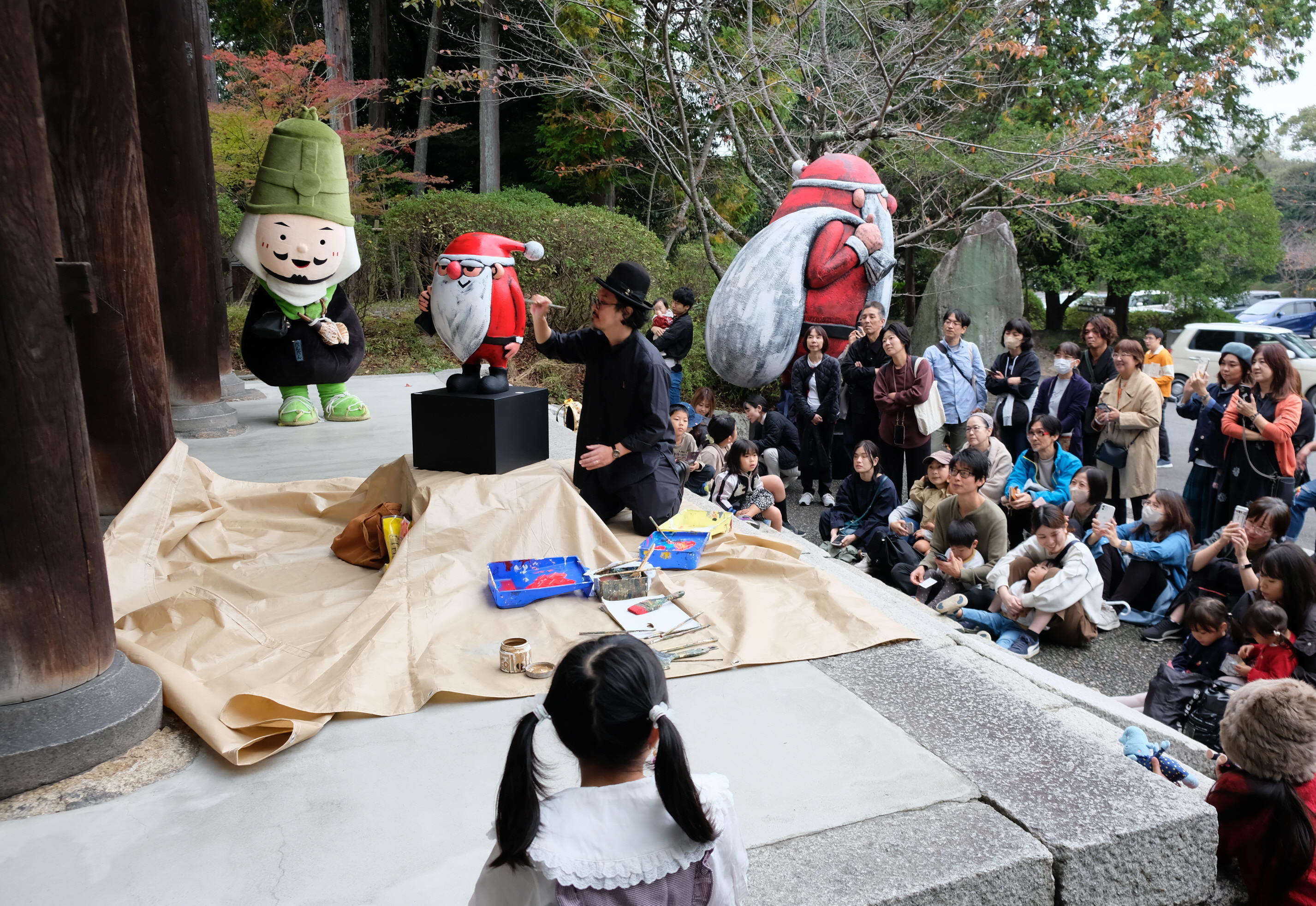 仁王門に人気絵本のサンタが登場 作者・谷口智則さんの原画展も開催