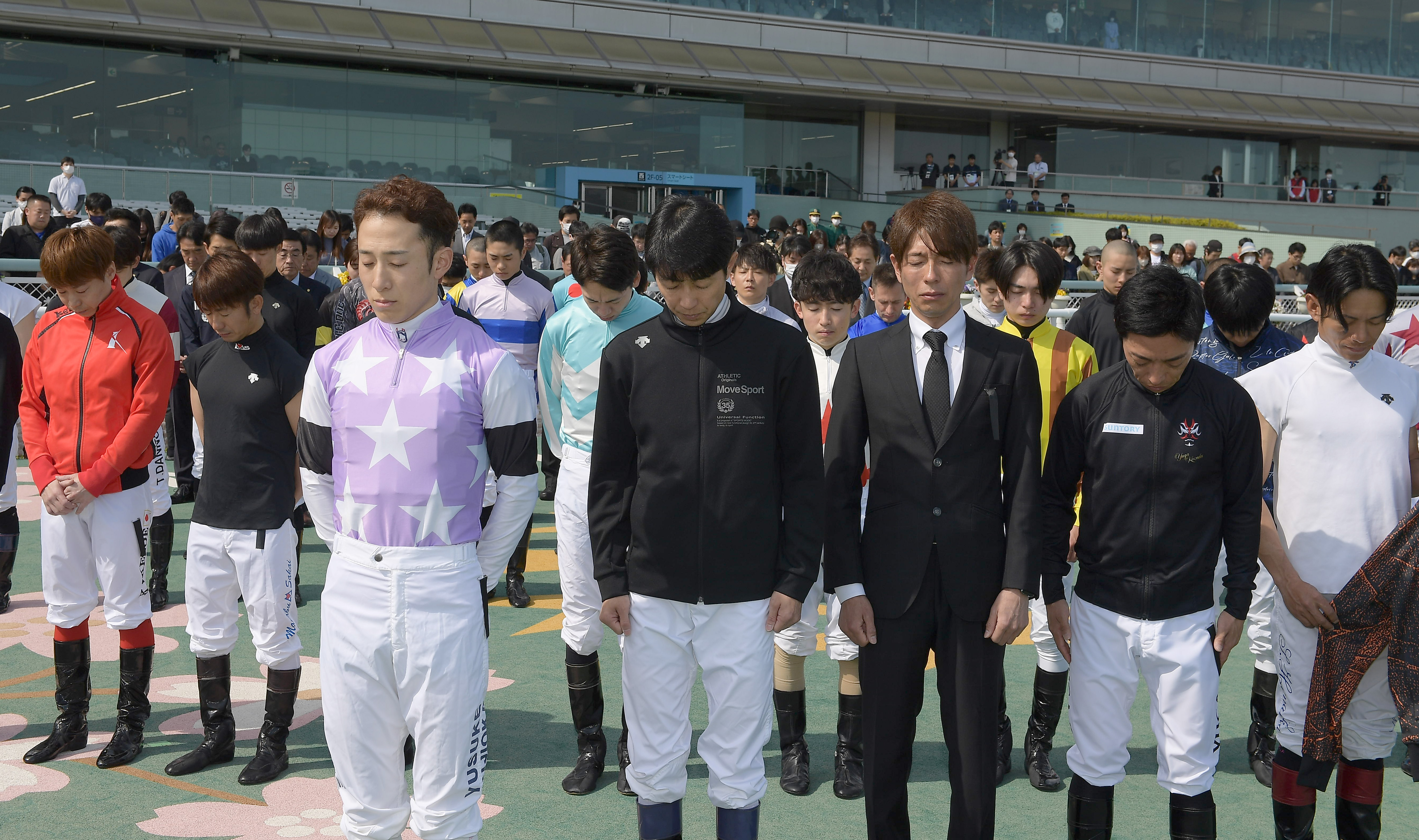 JRA競馬場で藤岡康太騎手に黙とう ジョッキーは喪章をつけて騎乗
