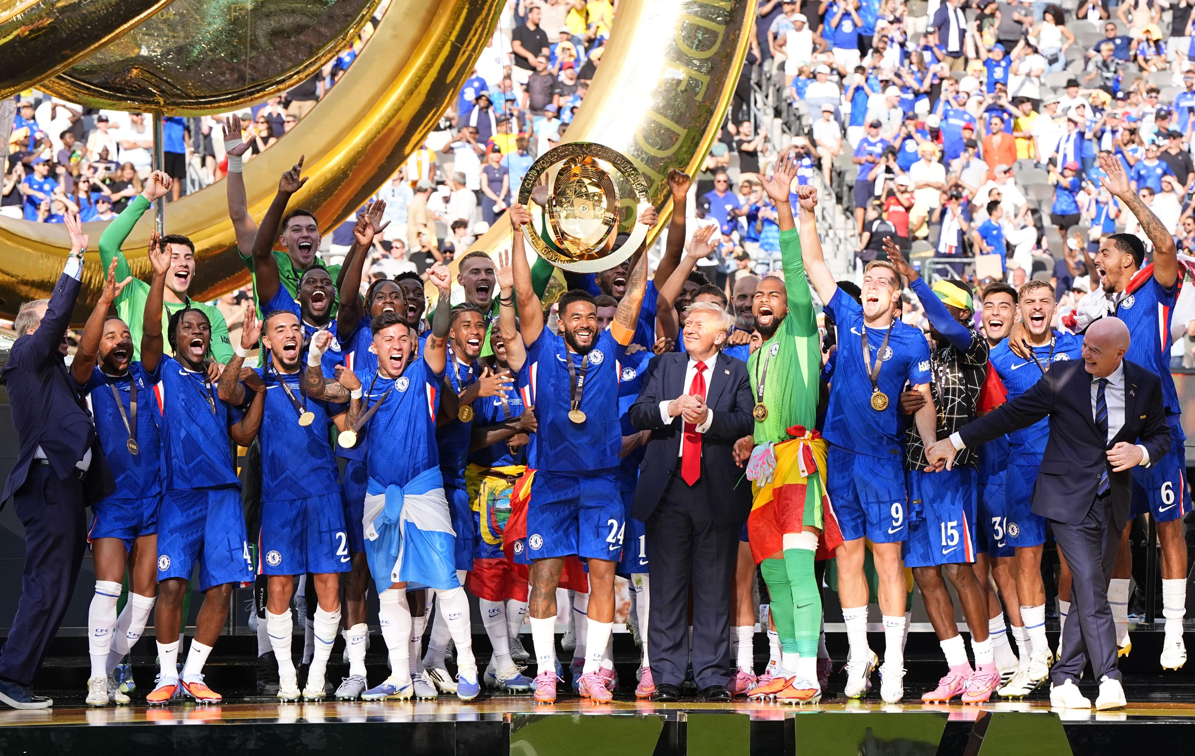 チェルシーがクラブW杯で日本に来日した時の選手のサインボールです！交渉受けます チェルシーがクラブW杯で日本に来日した時の選手のサインボール
