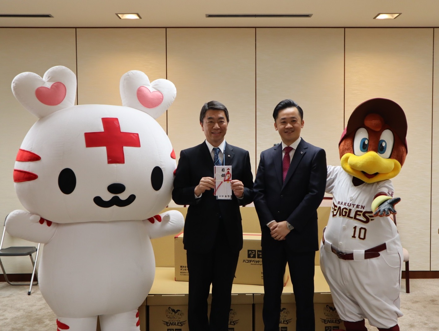 楽天が日本赤十字社宮城県支部に段ボールベッド３００台 同デスク３０台を寄贈 サンスポ