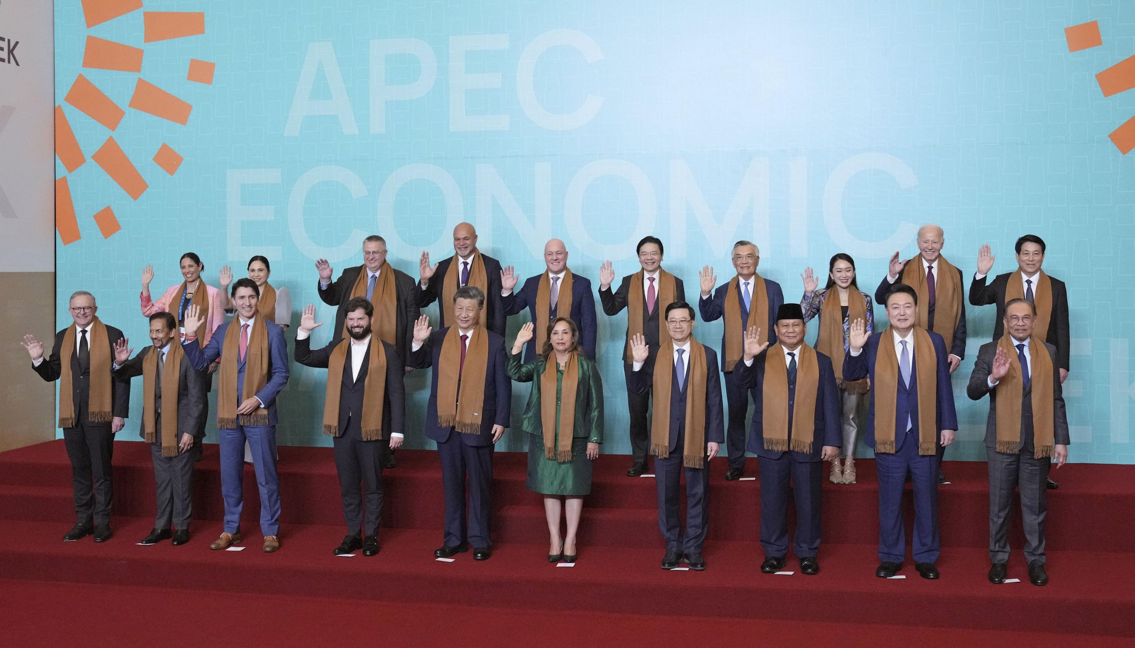 座ったまま握手、スマホ操作に1人腕組み…石破茂首相、APECでの映像が