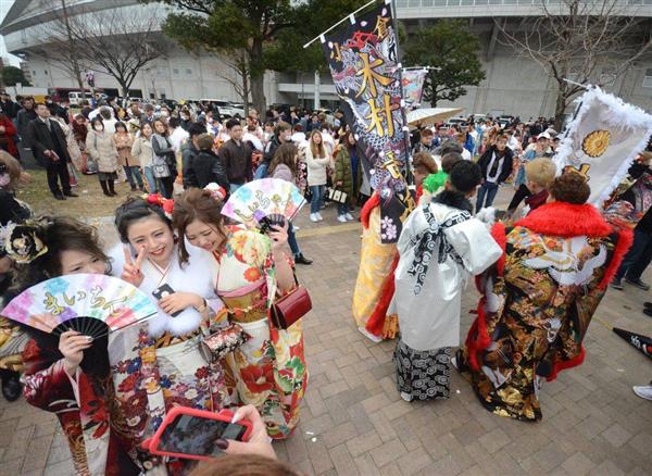 成人式 白鳥のかぶり物でお祭り騒ぎも 式典は妨害しない 良識 酒類持込禁止 の北九州市 1 4ページ イザ