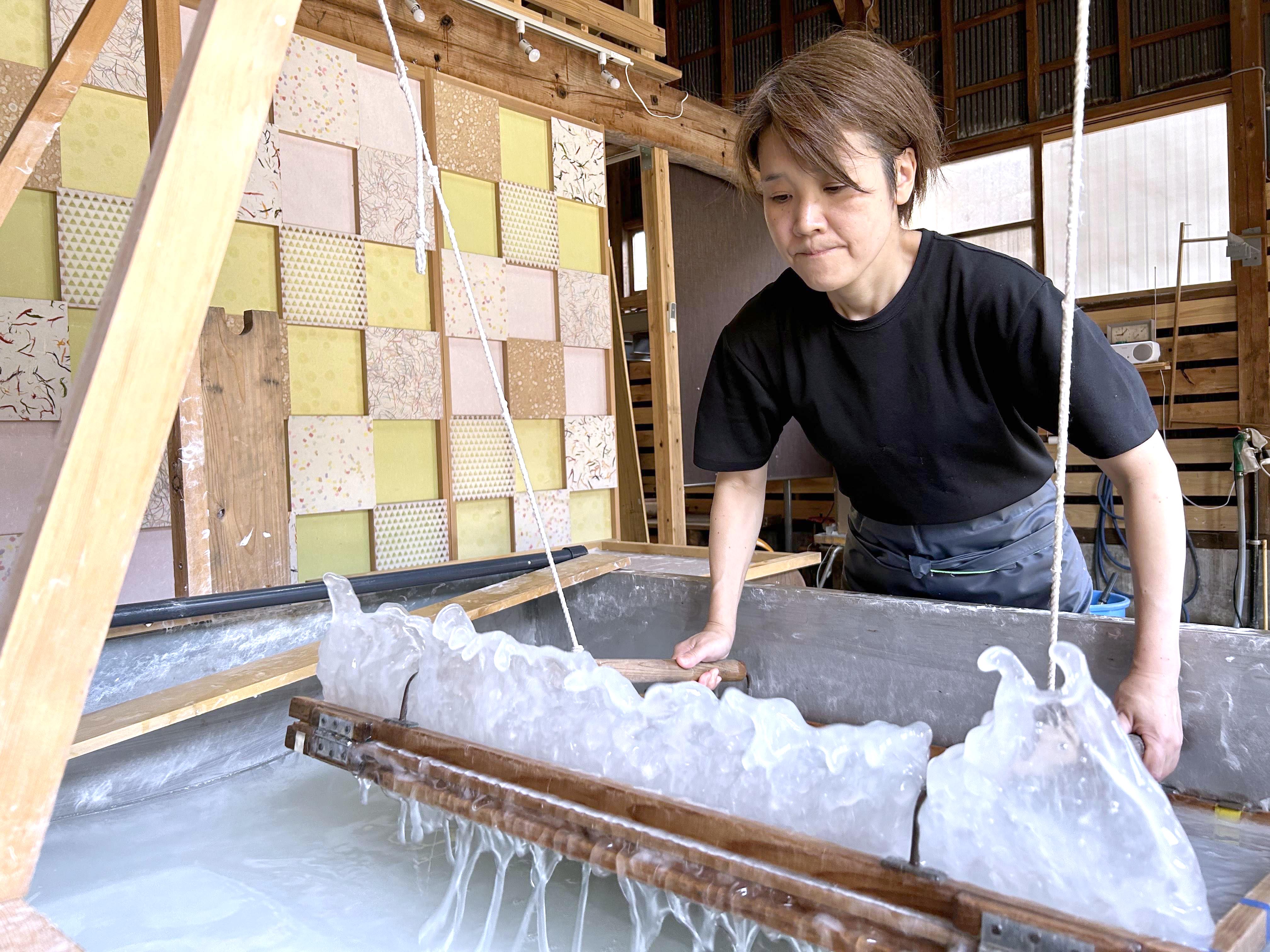 強靭で美しくしなやかな越前和紙 幻の「金型落水紙」復活させた職人