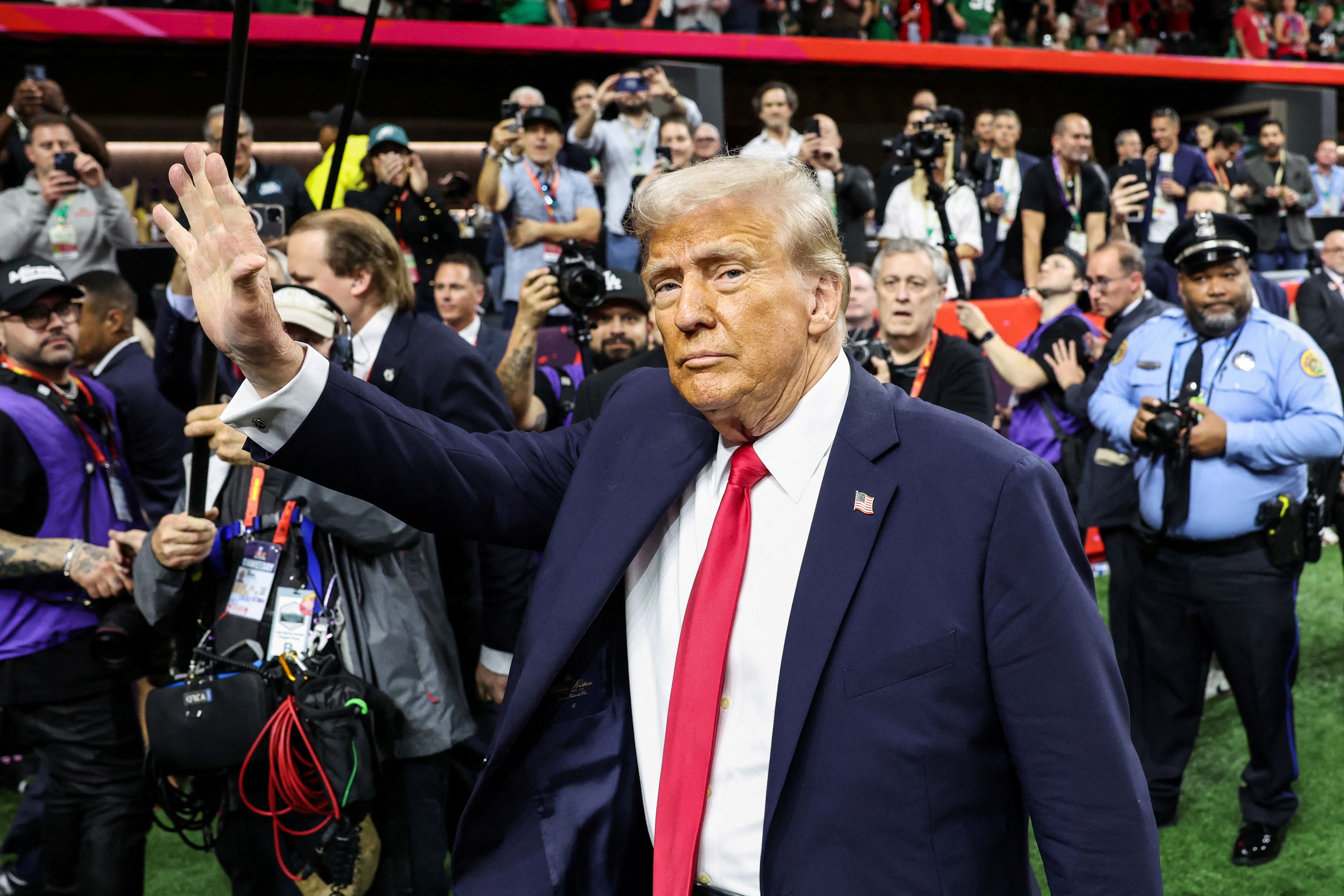 トランプ氏、スーパーボウルを生観戦 現職史上初 観衆から歓声と