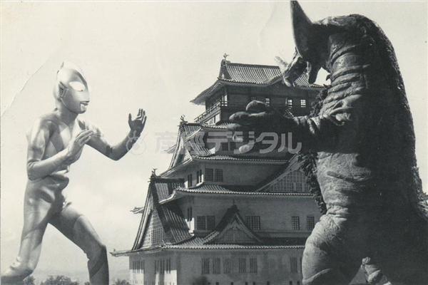 ウルトラマン50年写真集】私服のフジ隊員とハヤタは水辺で
