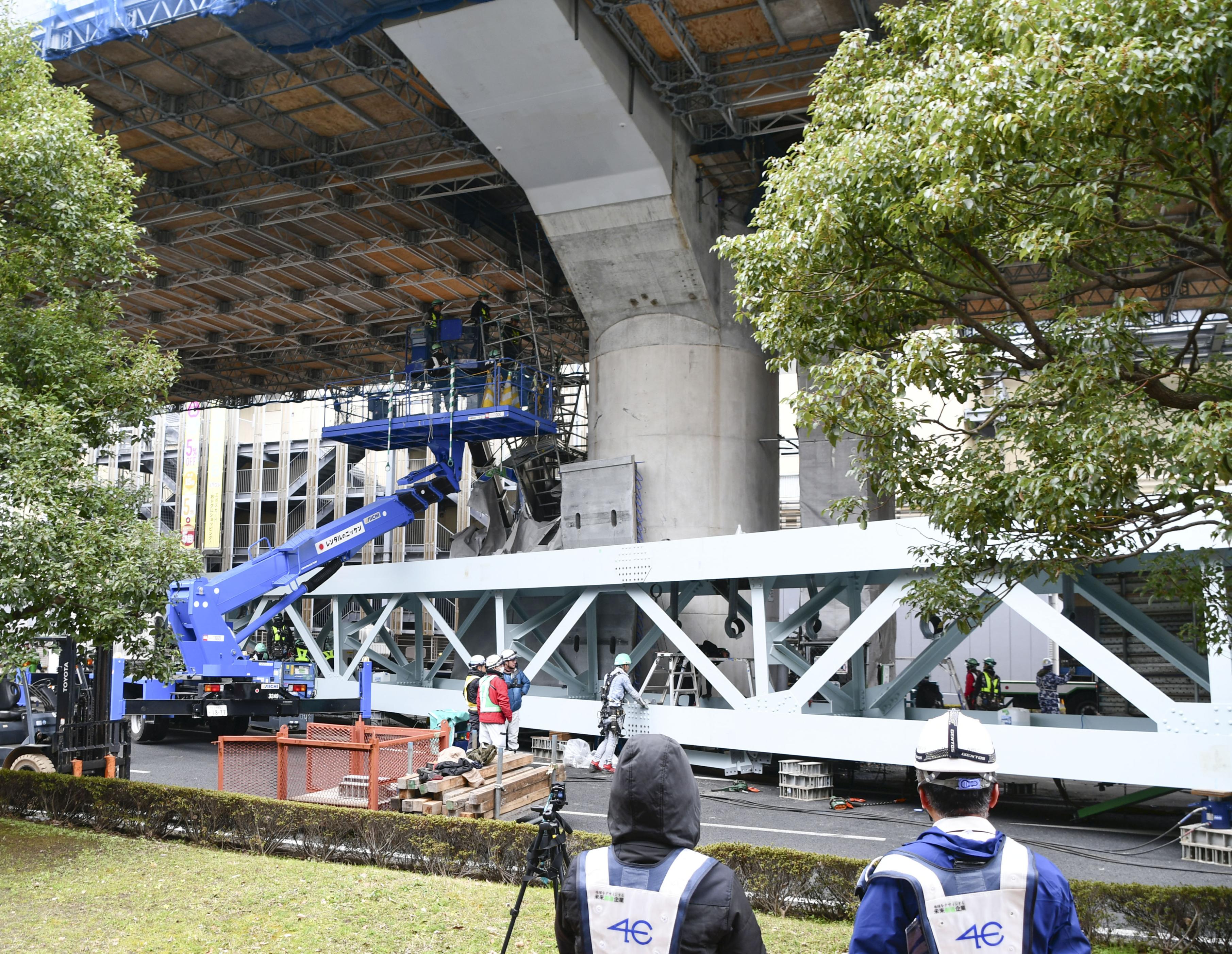 長さ30メートル、重さ140トン橋桁を載せた台車が横転、高速道路工事中