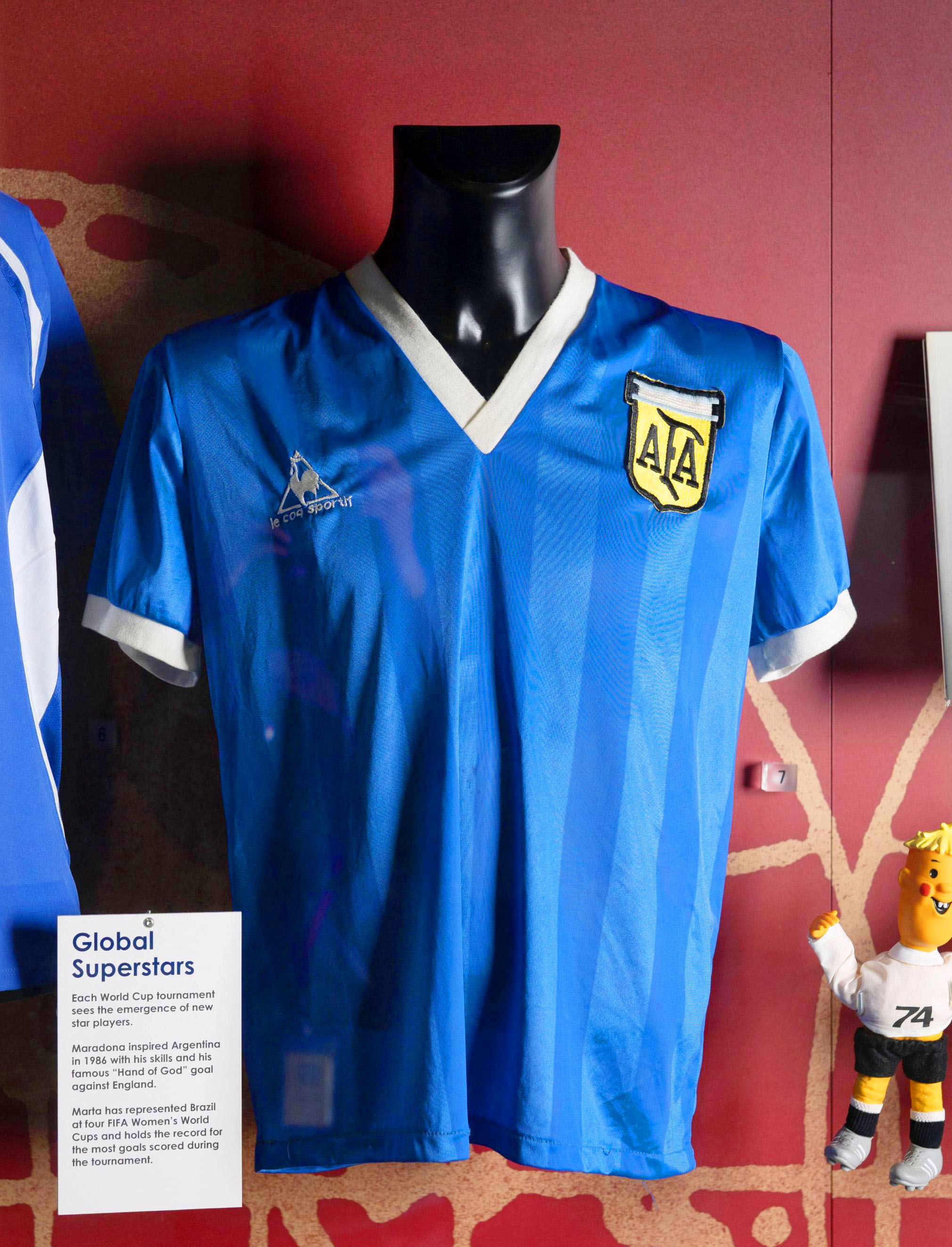 マラドーナさんの伝説ユニが１１億円で落札 １９８６年ｗ杯イングランド戦で着用 サンスポ