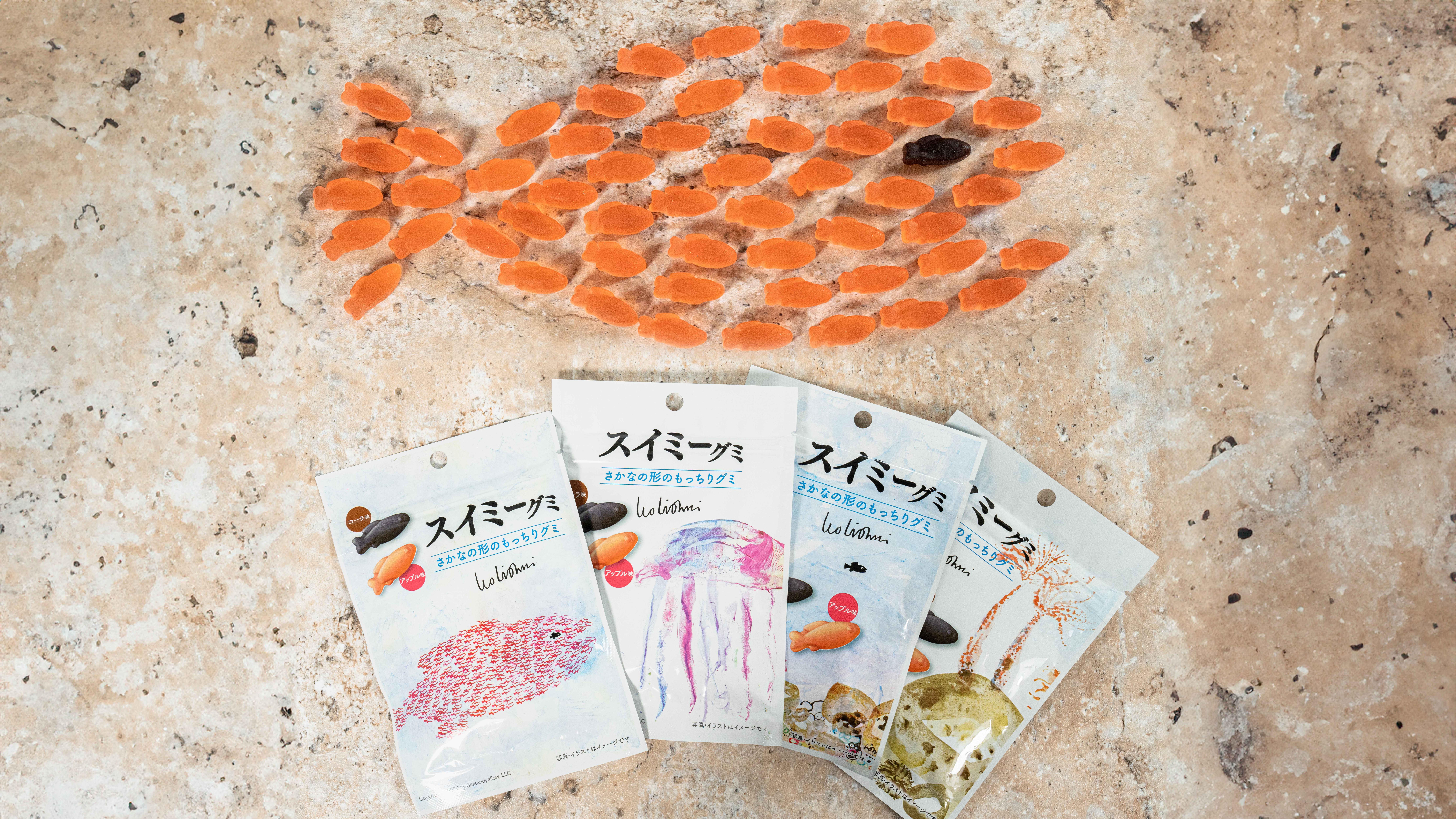 ファミマの「スイミーグミ」が話題 名作絵本の巨大魚を再現！「3袋使っ