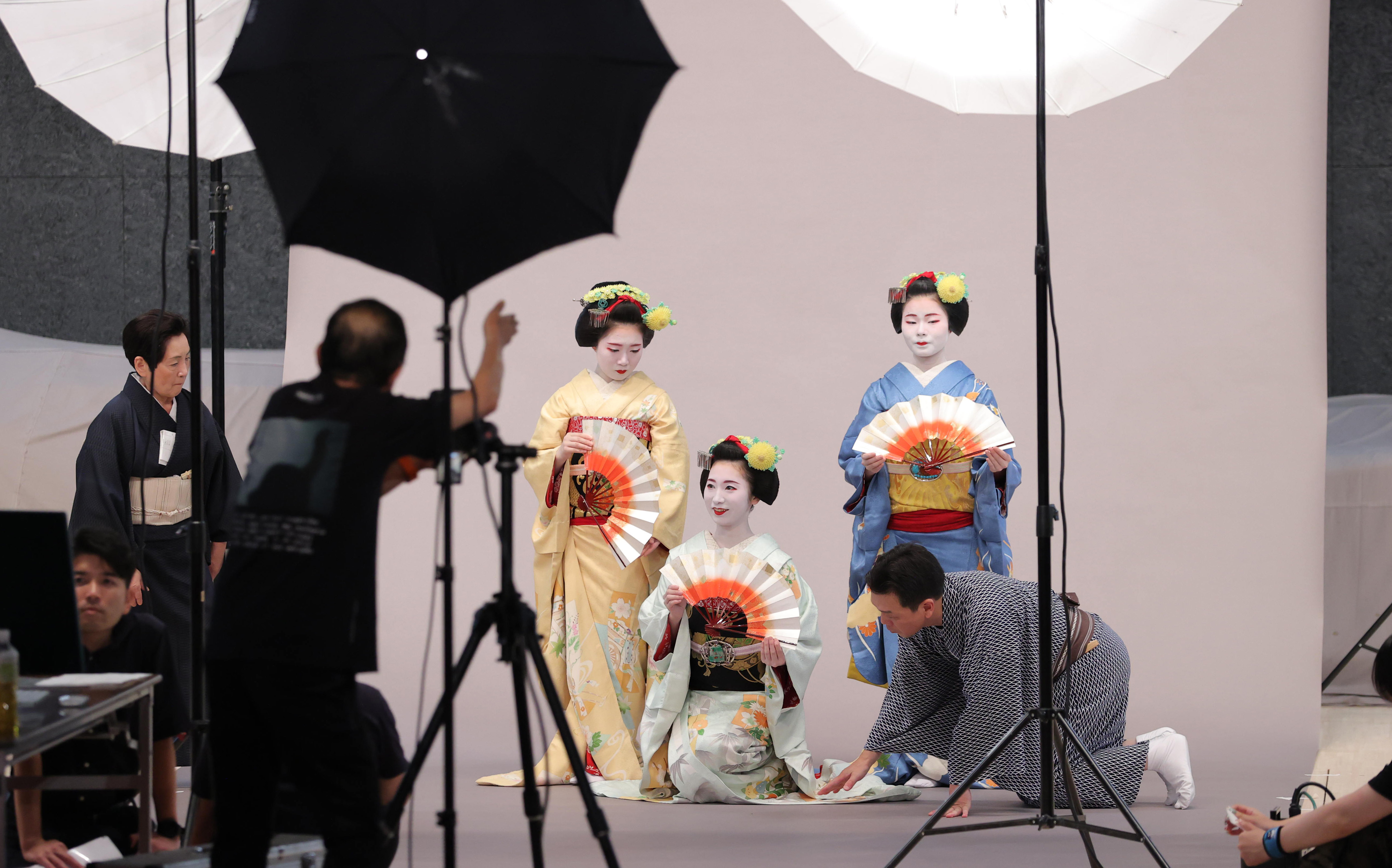 京都・宮川町歌舞練場のこけら落とし公演前に芸舞妓が写真撮影 - 産経