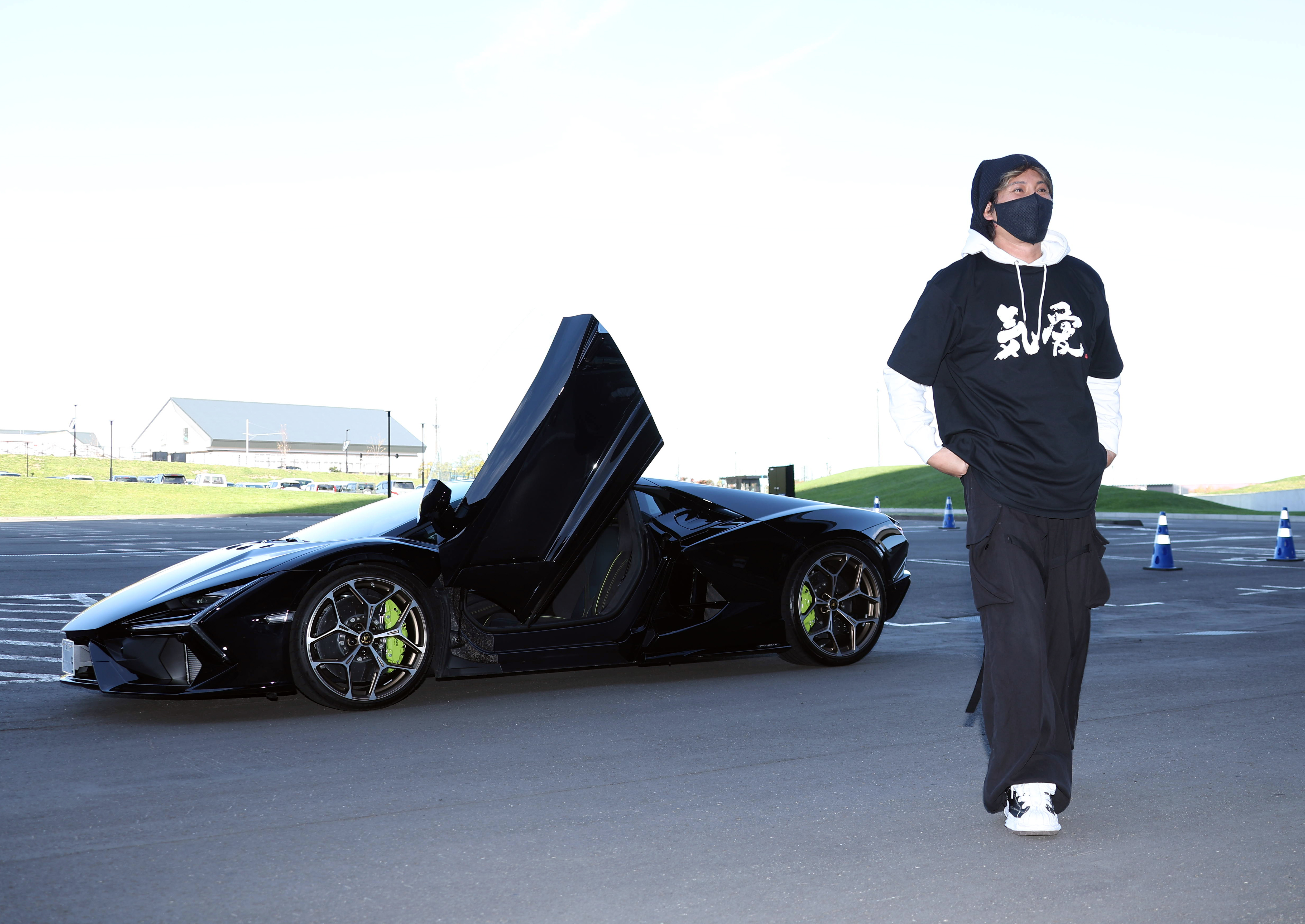 CS舞台裏】日本ハム・新庄監督、ランボルギーニの最新モデル＆〝気愛