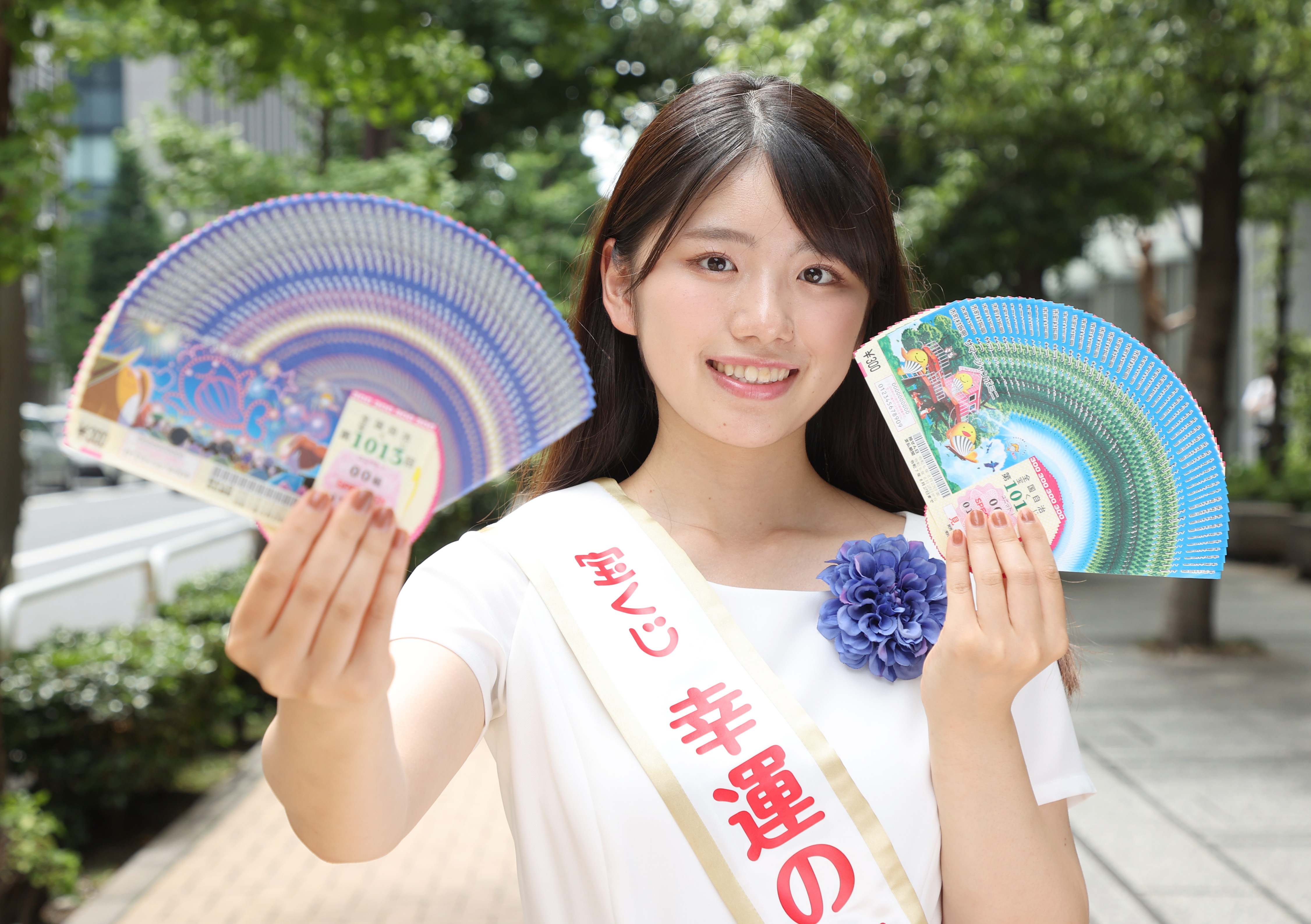 宝くじ「幸運の女神」の岡田桃果さんがサマージャンボをPR